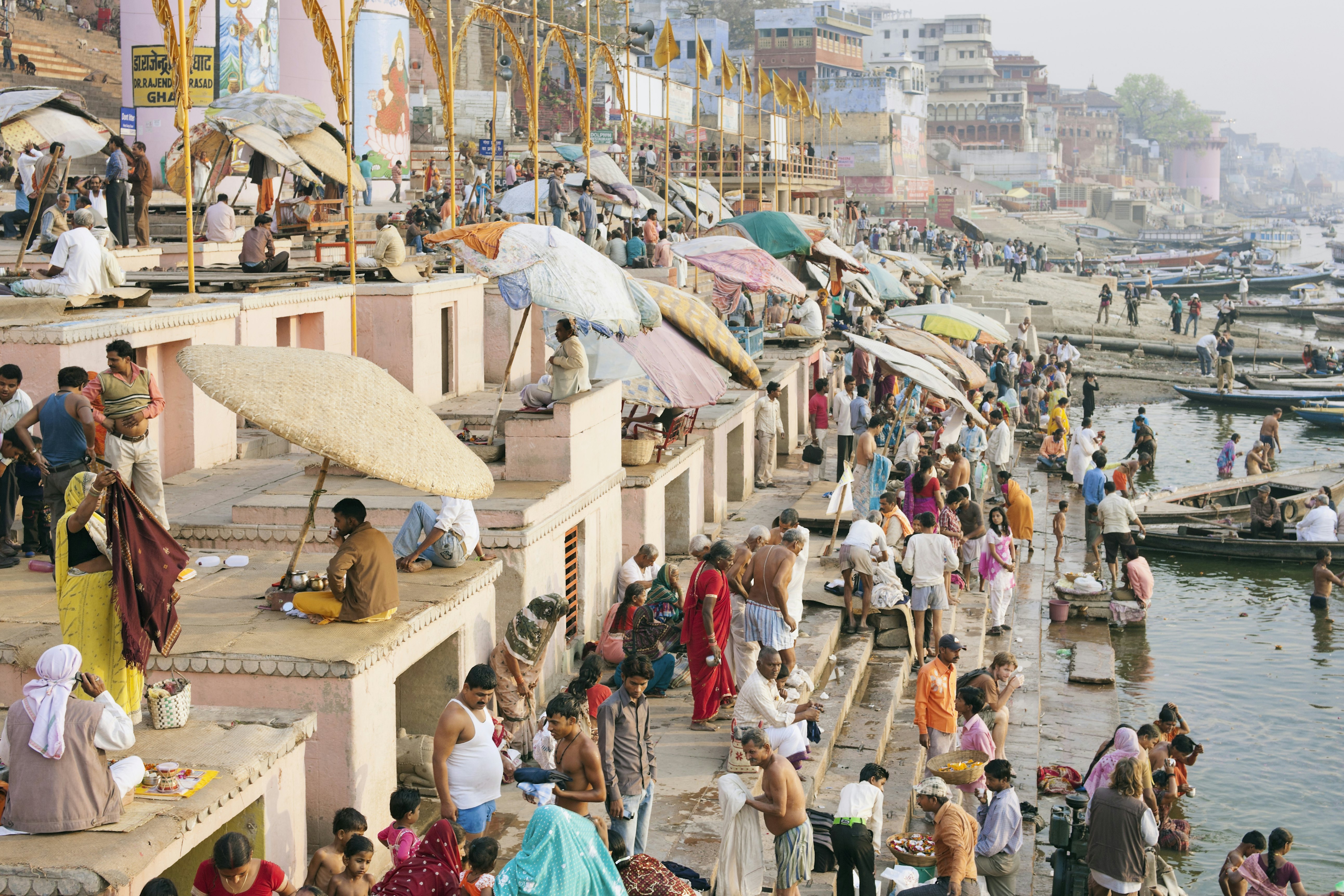 Hindai maudosi ir meldžiasi prie Gango upės Dasaswamedh Ghat laiptuose, Varanasis, Indija