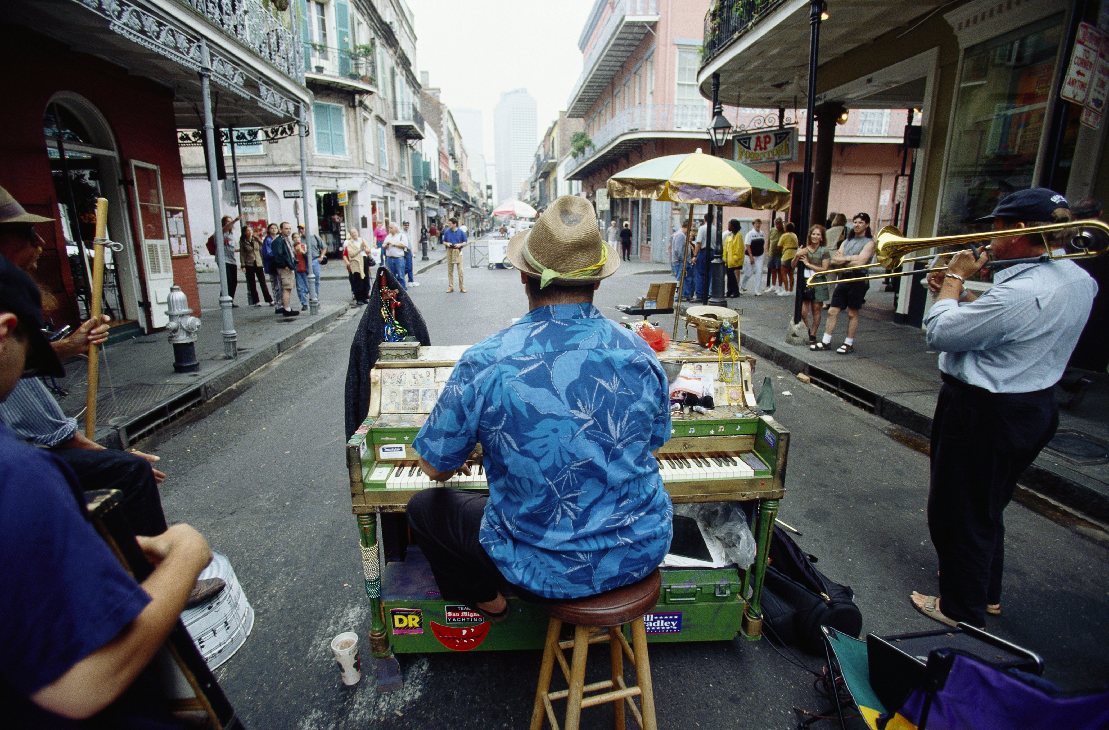 Pianistas David Roe su gatvės muzikantais Royal Street gatvėje Naujajame Orleane.