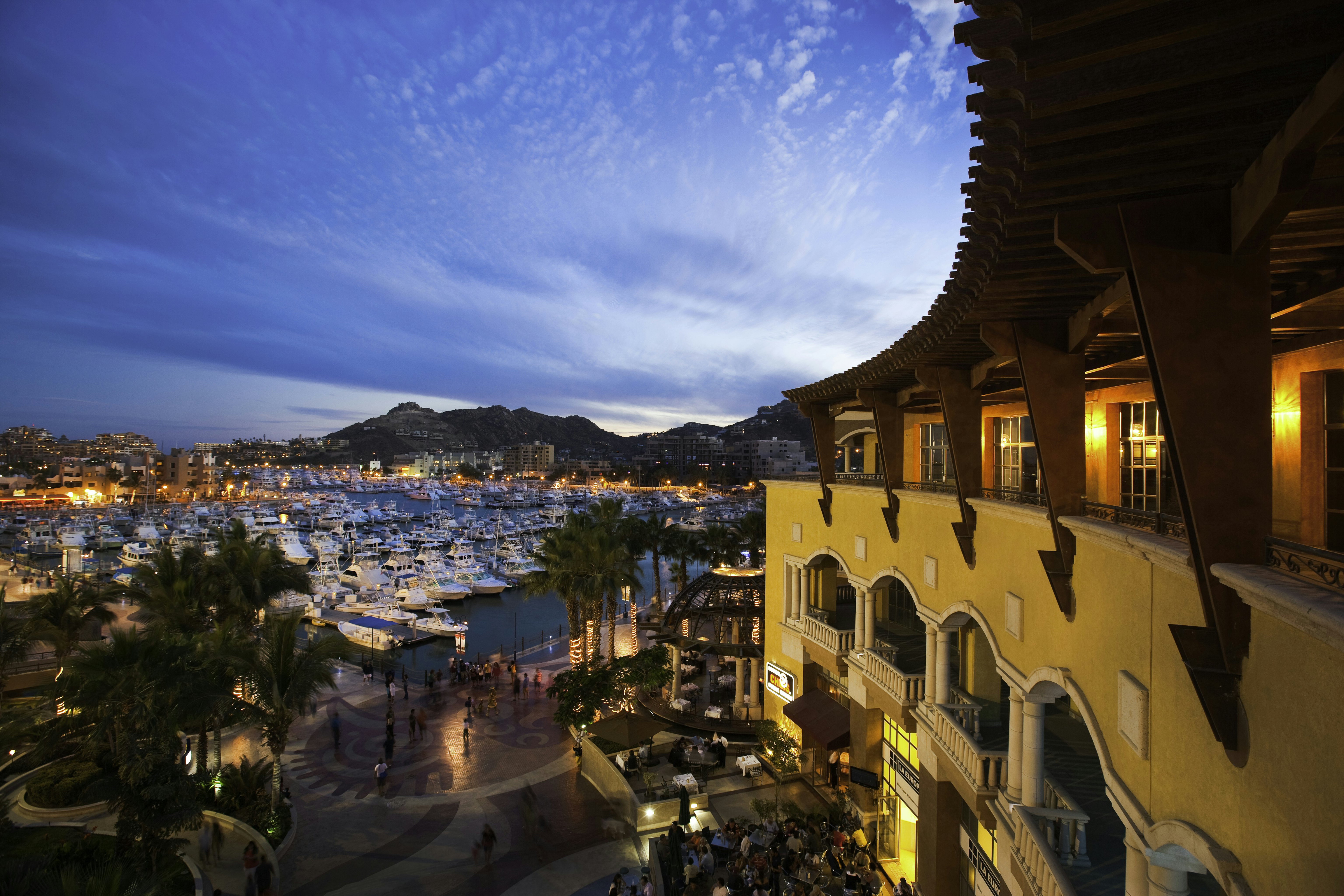 Prieplauka Cabo San Lucas naktį apšvietė
