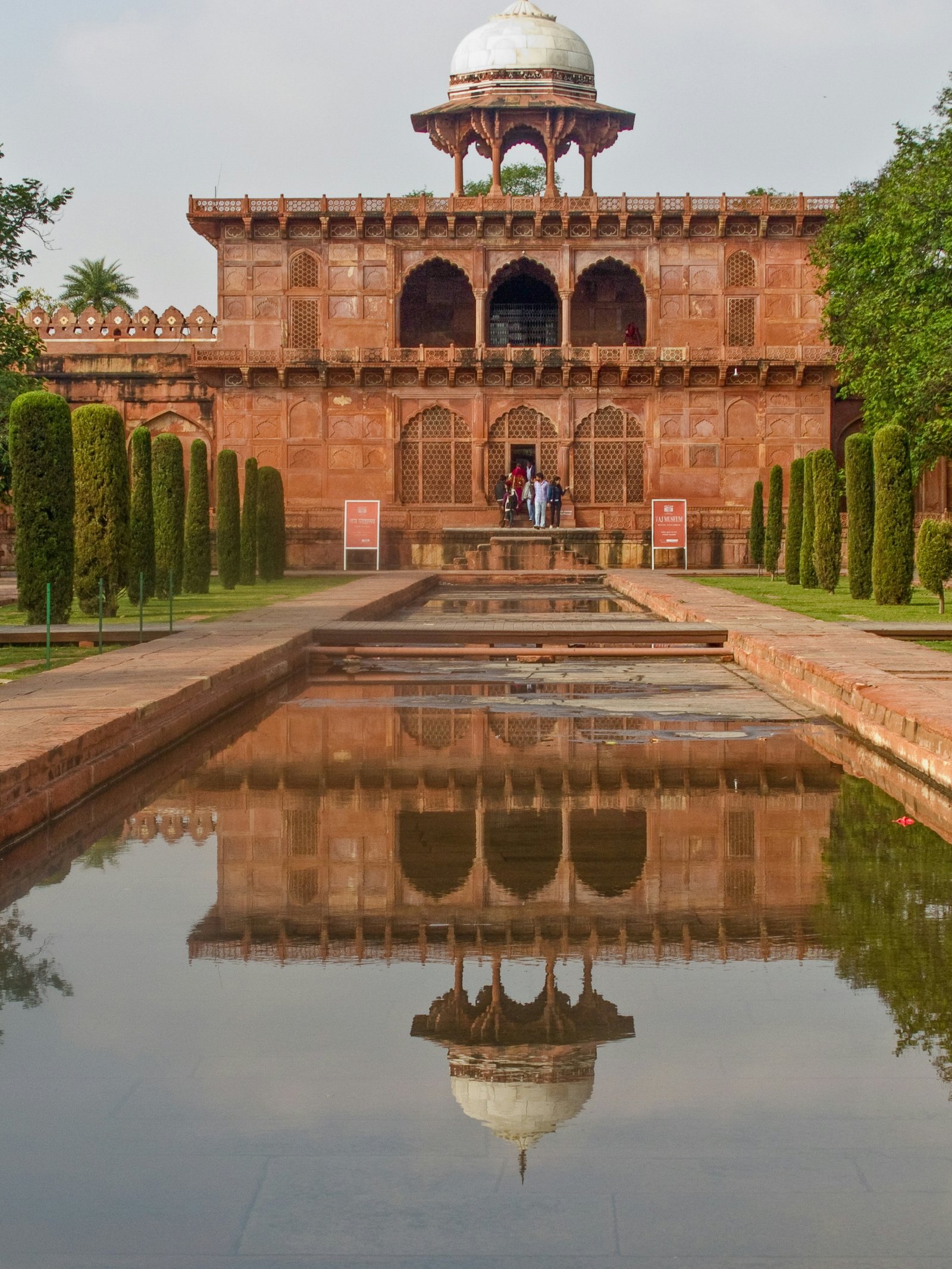 Taj Mahal, Agra. 1631-1653. Taj Mahal muziejus. Chatri ant stogo. Raudonojo smiltainio mečetė ir atspindi baseiną Tadž Mahalo teritorijoje.