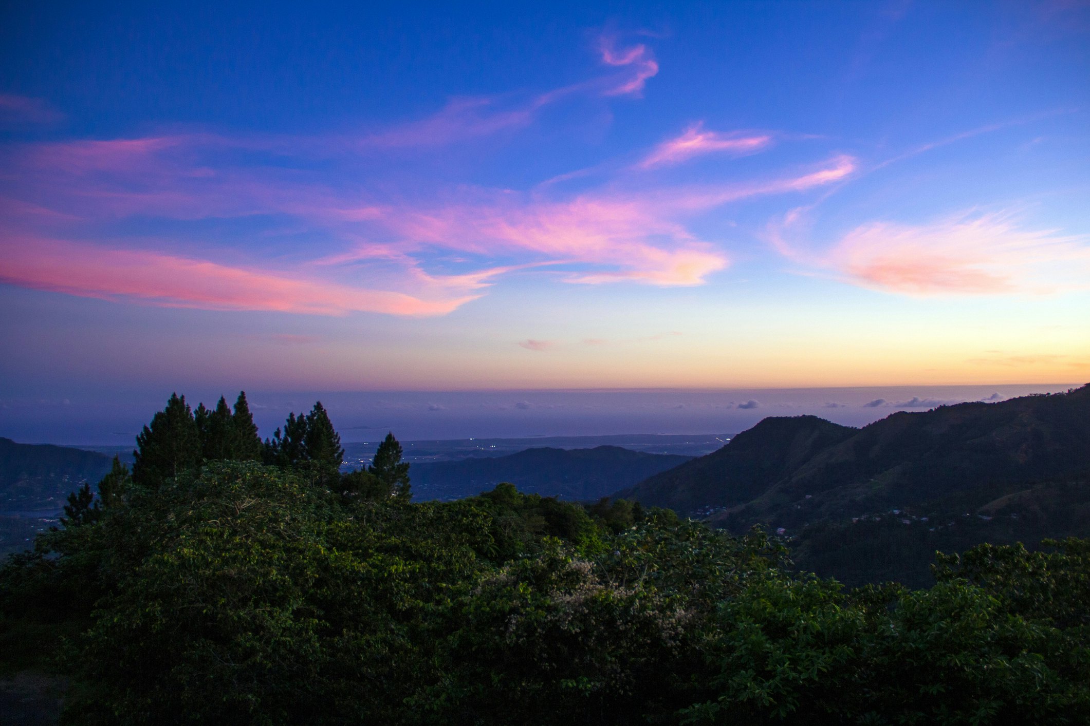 Puerto Riko Cordillera centrinio kalnų grandinės vaizdas į violetinį ir rožinį saulėlydį.