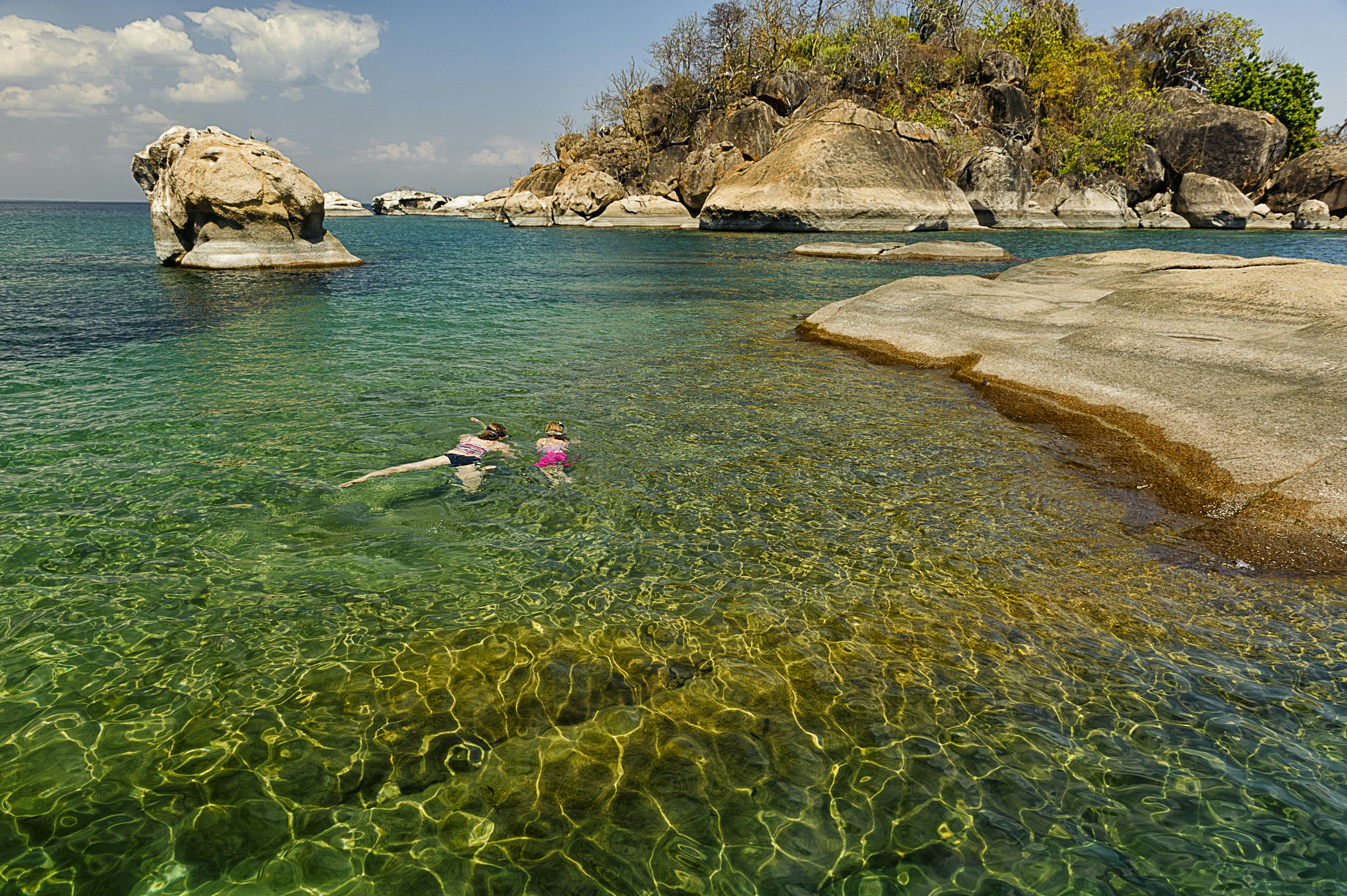 Motina ir jos dukra snorkelizuoja krištolo skaidrumo vandenyse prie Uolinės salos