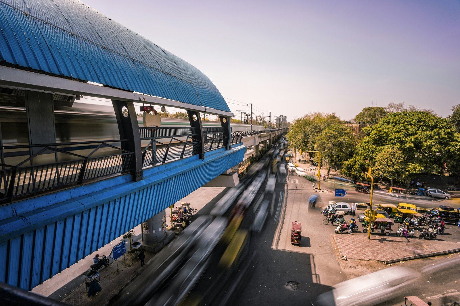 Naujasis Delis, Indija - 2017 m. Kovo 21 d .: Padidėjusi metro stotis dienos metu. 803200320 metro © Pierre Ogeron / Getty Images