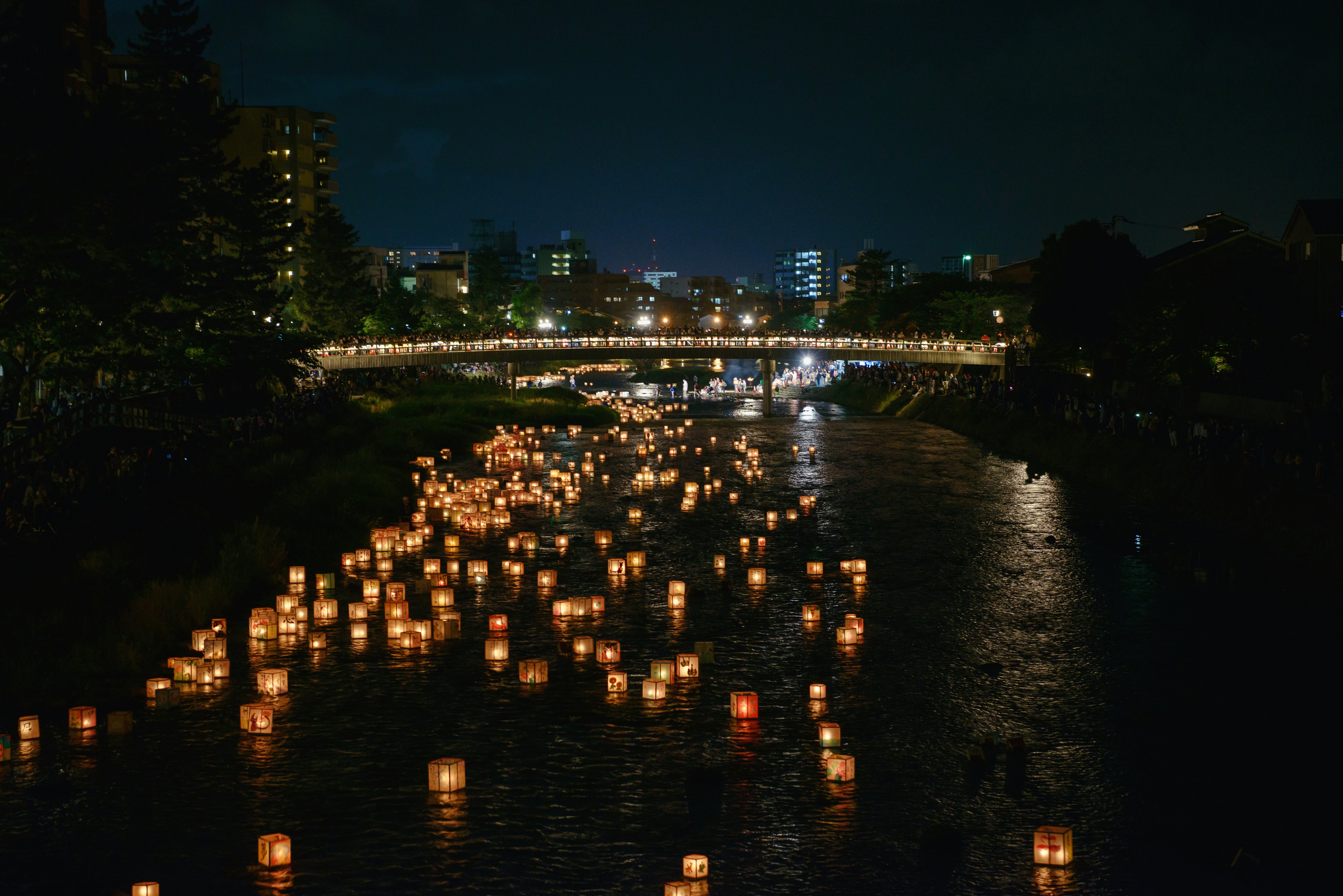 Plūduriuojančių žibintų nakties upės scena per Hyakumangoku festivalį Kanazavoje, Japonijoje