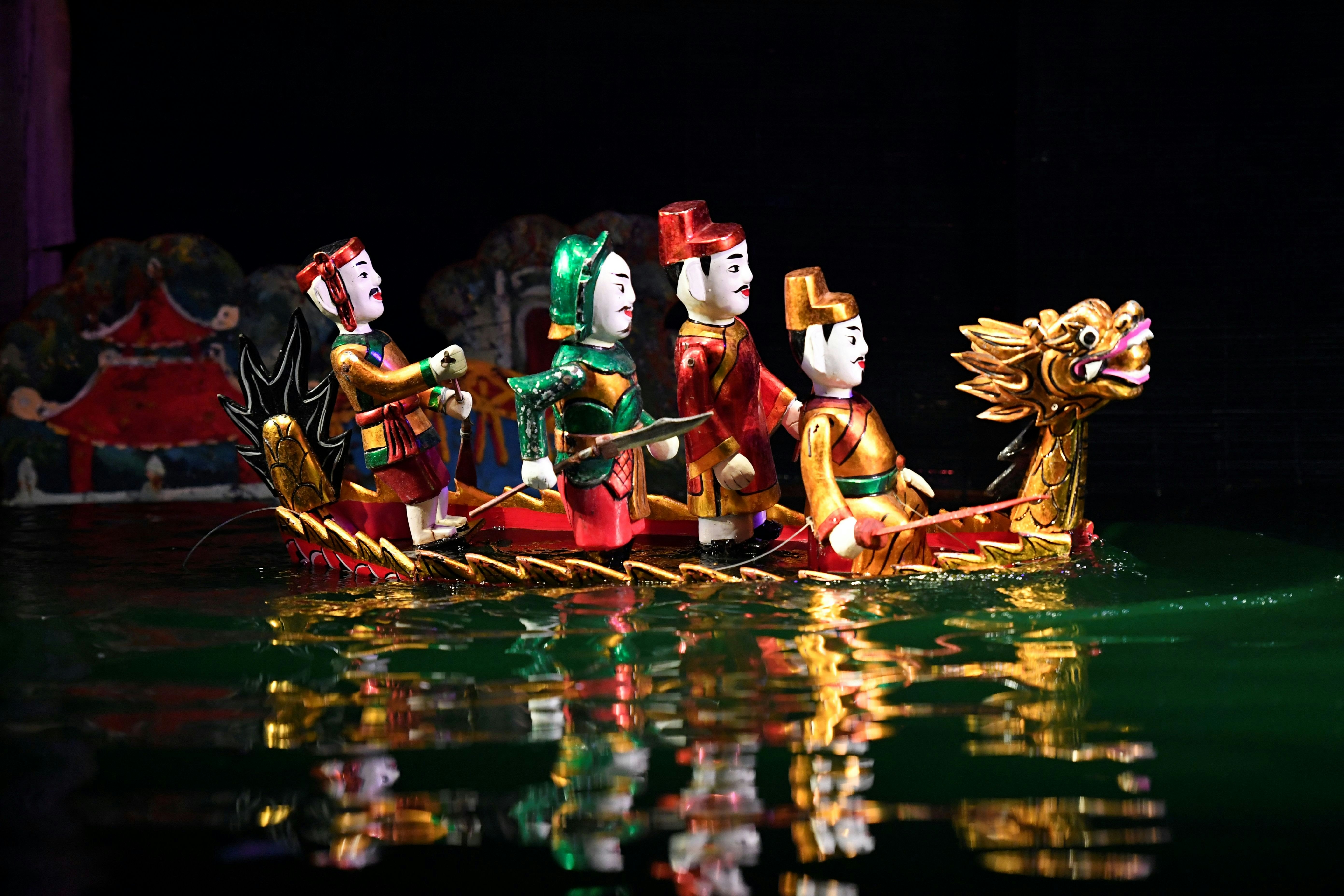 Spalvojančios vandens lėlės atlikdami „Thang Long“ teatrą Hanojuje, Vietname