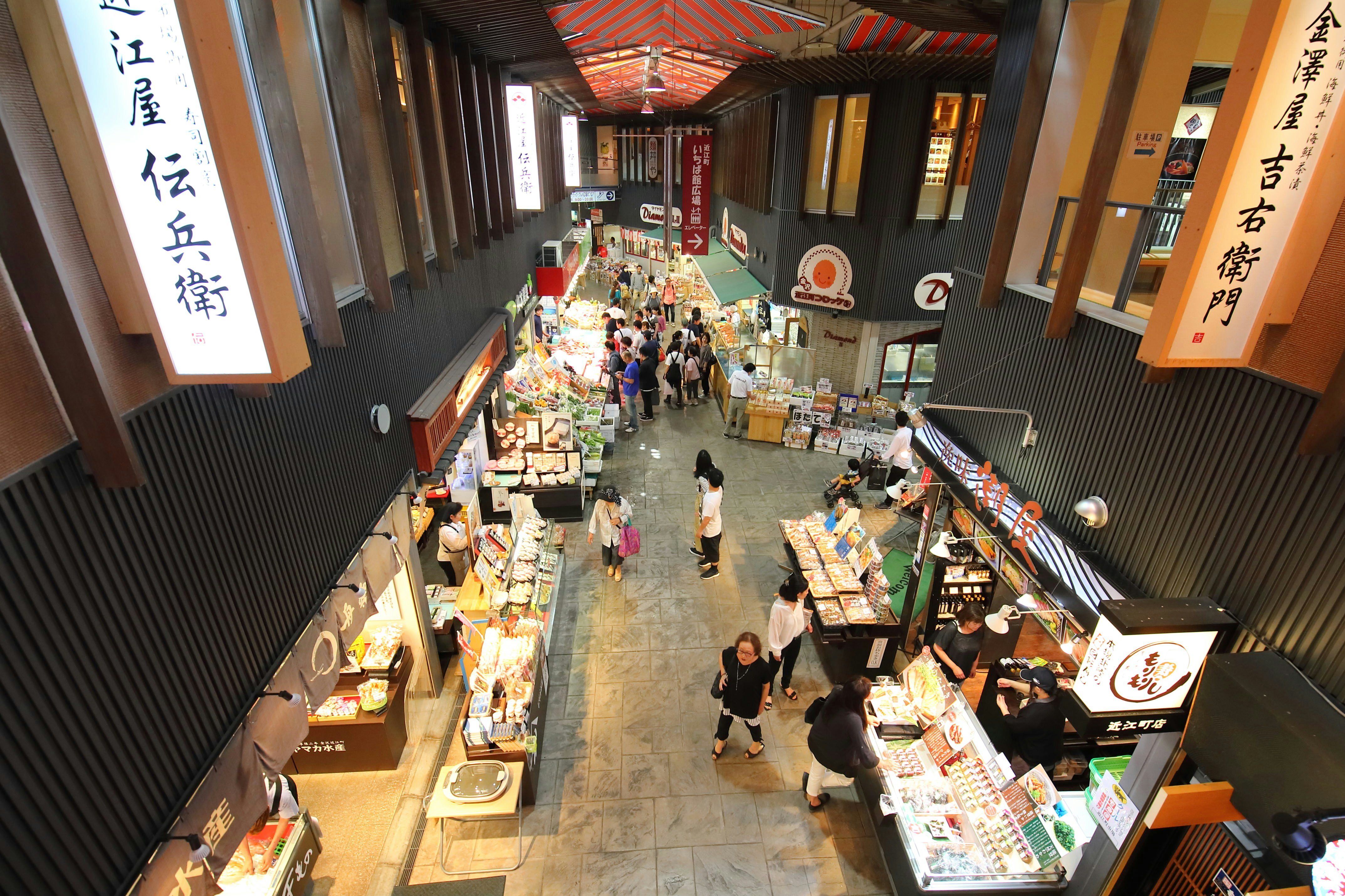 Aukšto kampo pirkėjų vaizdas ir maisto kioskai ōmi-chō turguje, Kanazawa, Honshū, Japonija