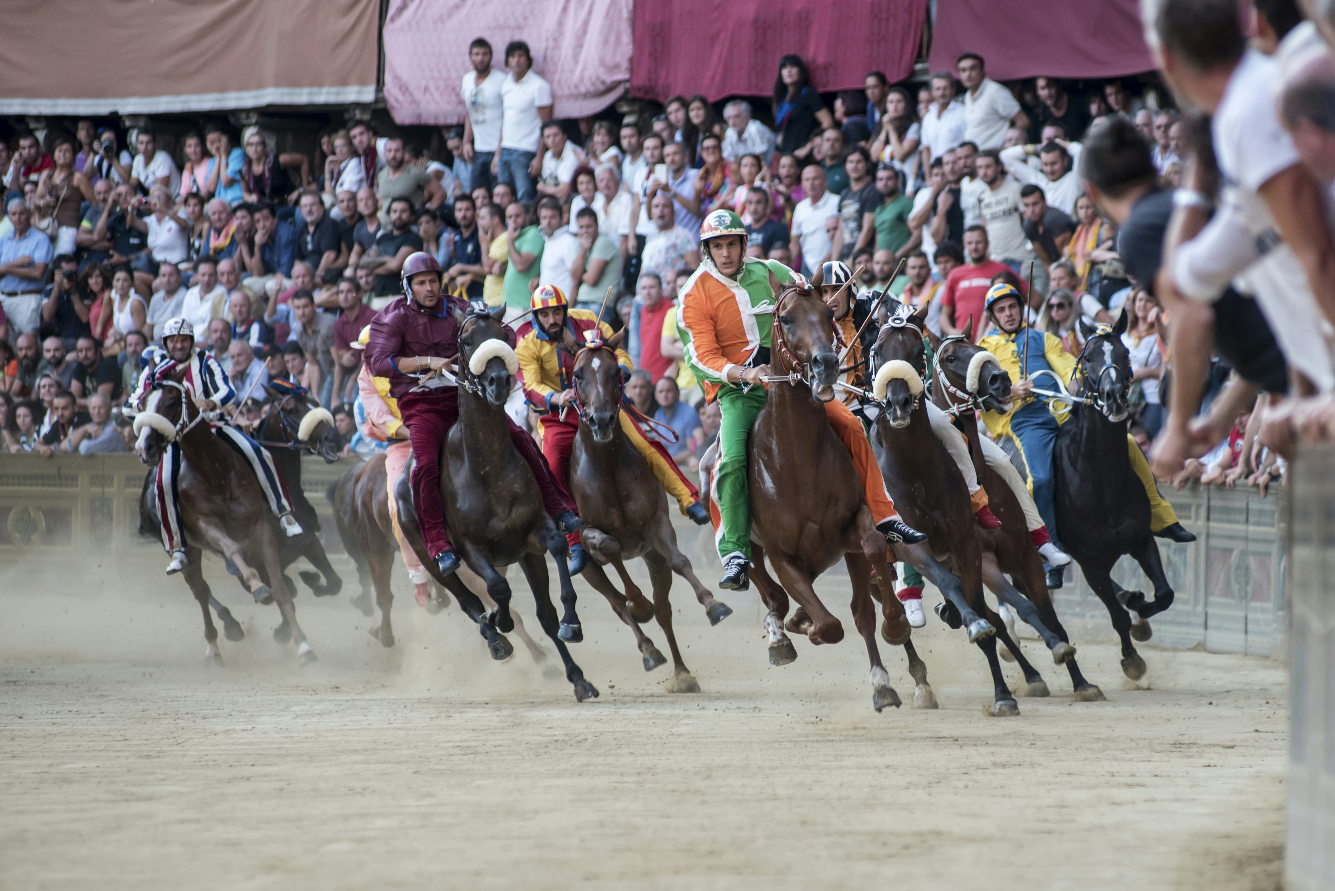 Vasara Sienoje pasižymi Palio žirgų lenktynėmis. Getty Images