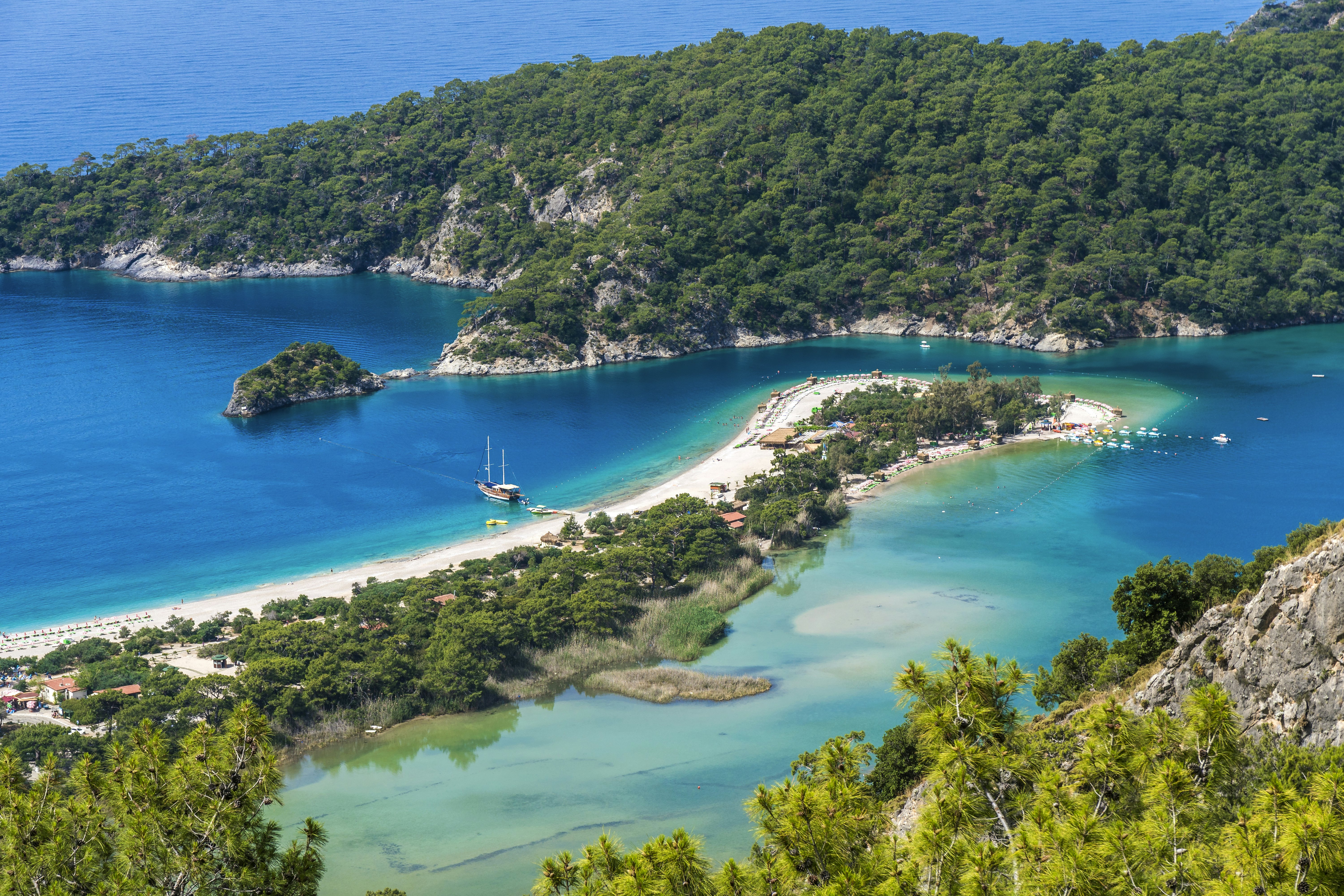 Oludenizo paplūdimiai žiūrėjo iš Fethiye Turkijos Turkio pakrantėje.