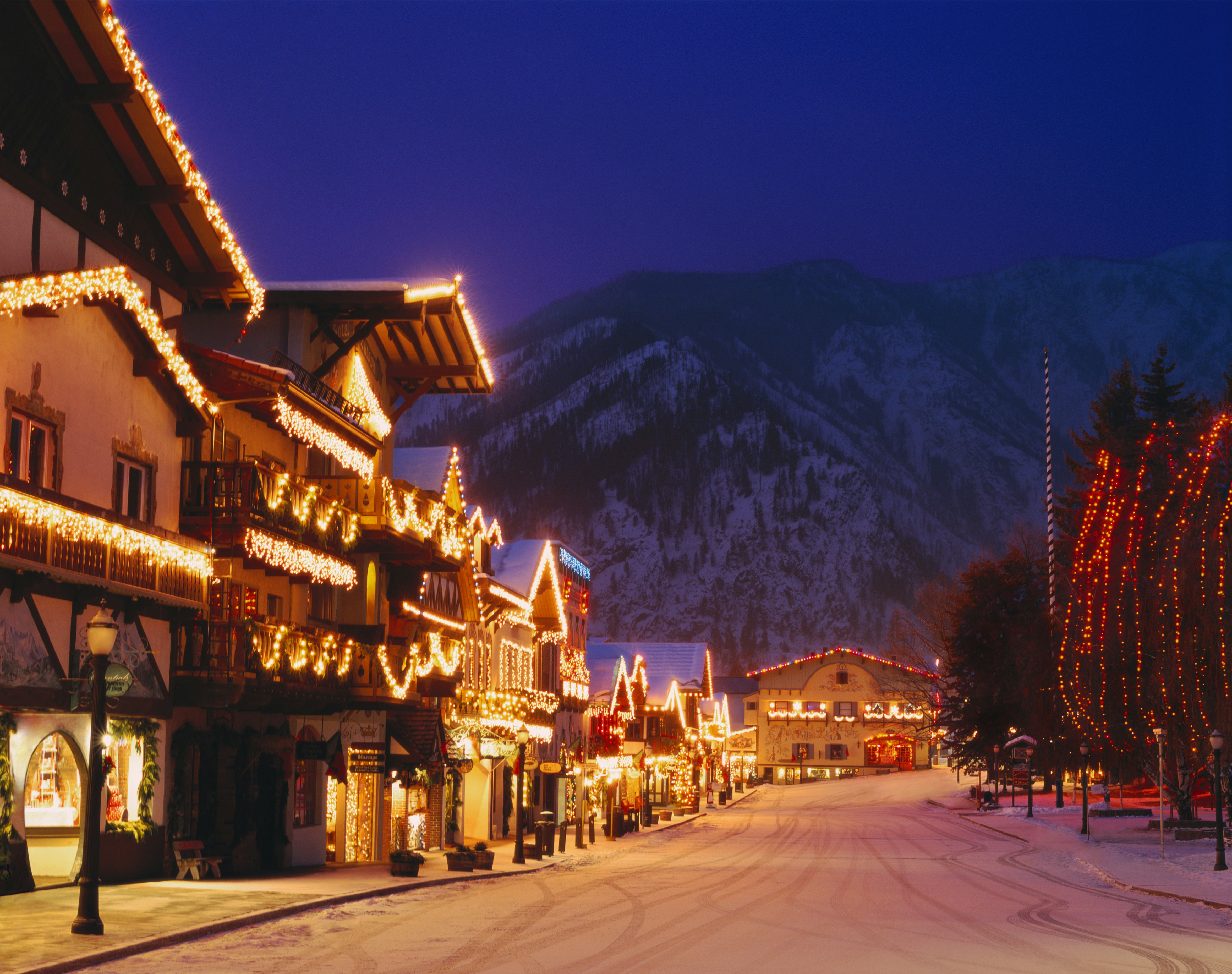 Leavenworth miestelio gatvės su kalėdinėmis šviesomis