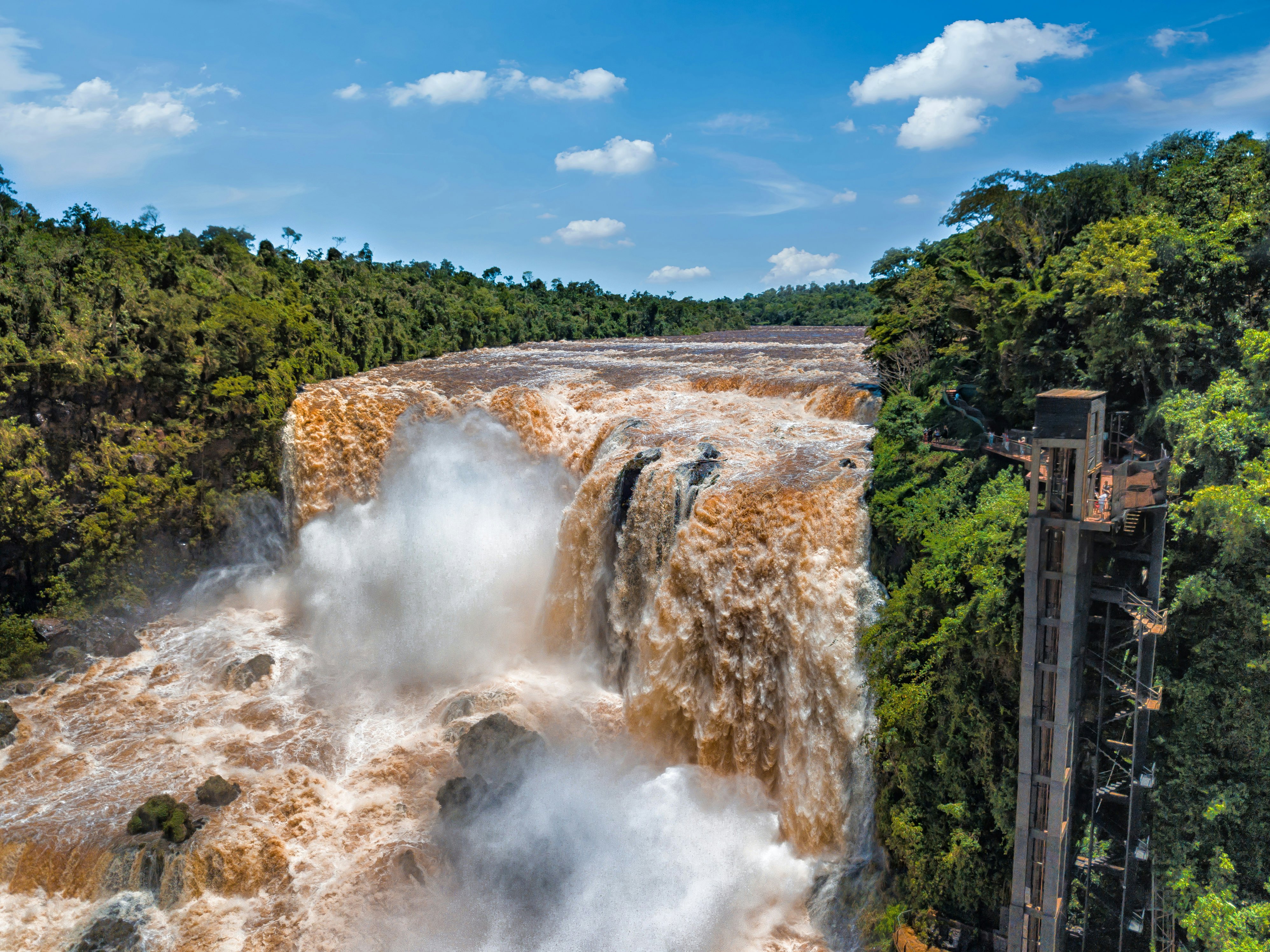 Vos už kelių kilometrų nuo Iguazú galingai krinta Monday krioklys. Jan-Schneckenhaus/Getty Images
