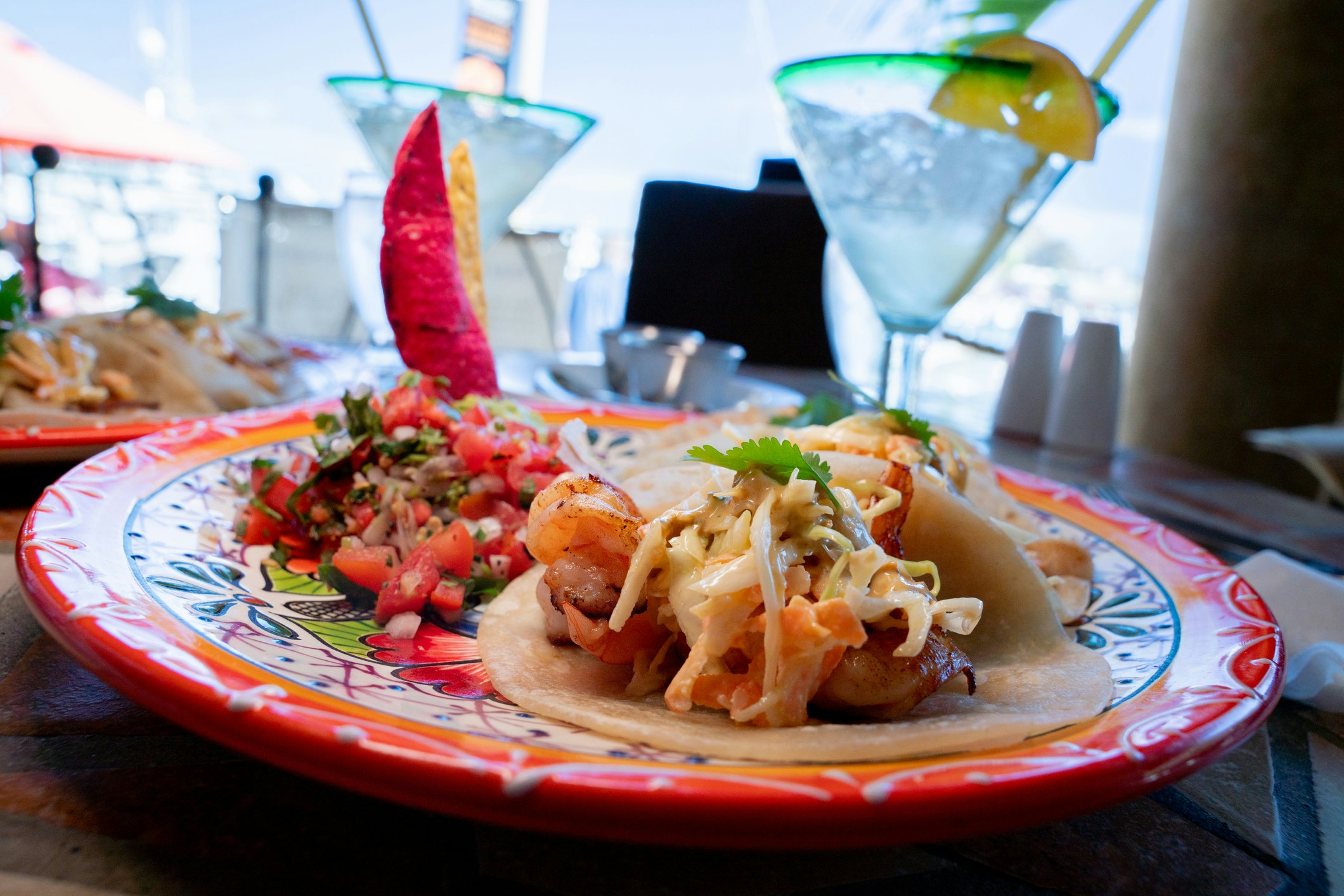 Krevetės ir Fish Street tacos su kalendra, salsa ir margarita „Marina“ kavinėje Cabo San Lucas Mexico 1362266798