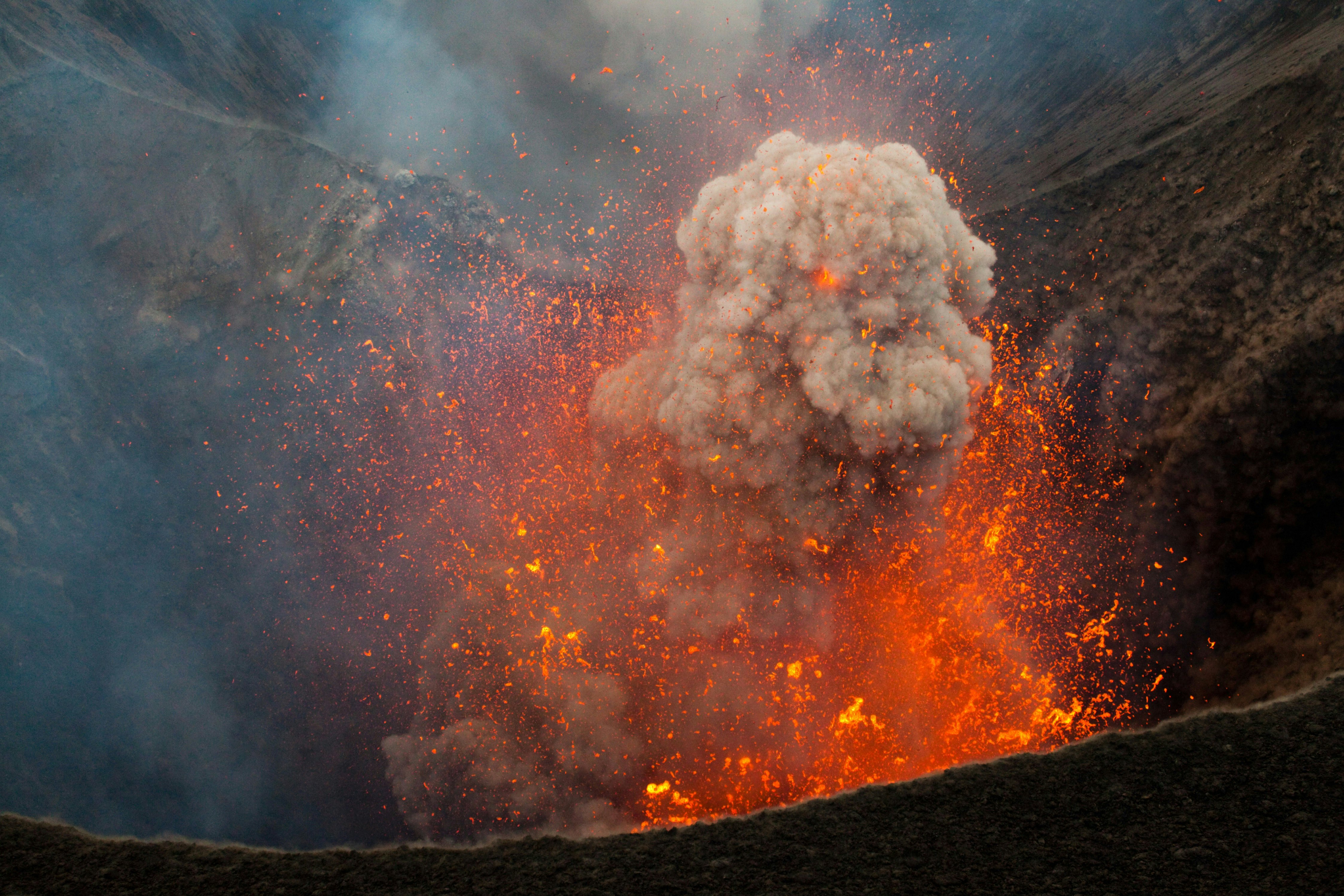 Iš Jasu uro kraterio kyla didelis dūmų stulpas ir išsiveržia magma.
