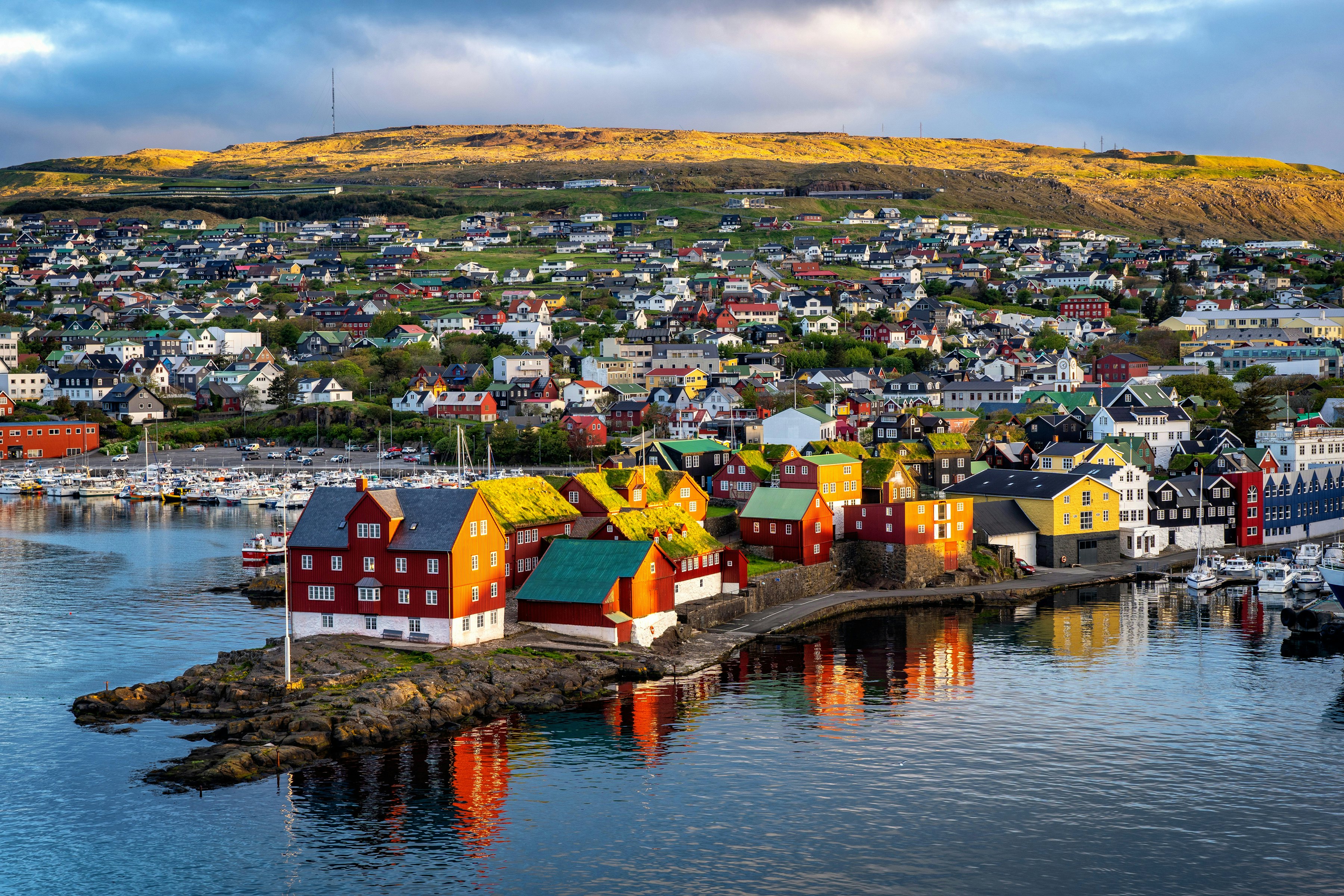 Saulėtekis virš Torshavno, Faroe salų sostinė Šiaurės Atlante.