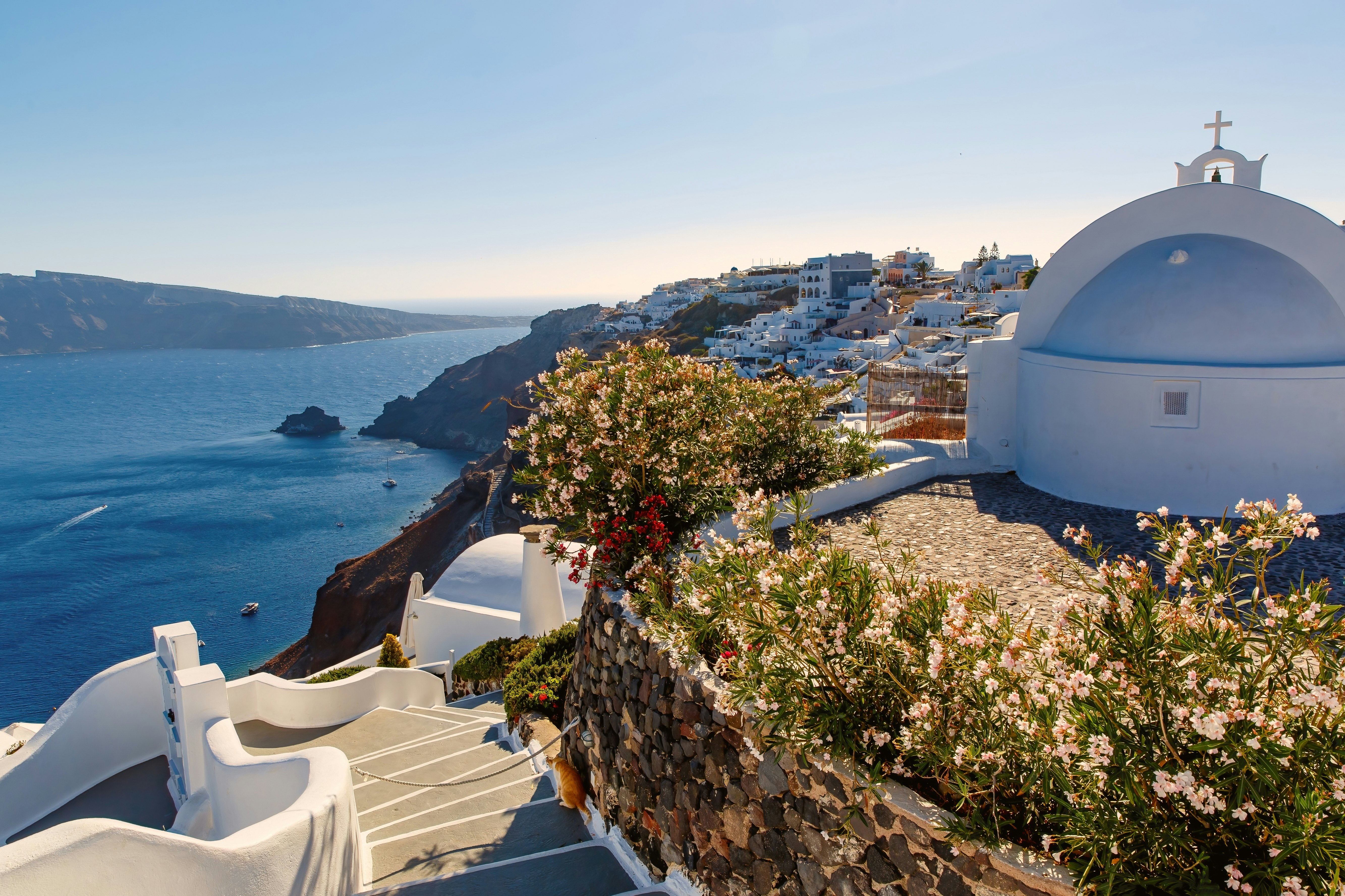 Mėlynos ir baltos spalvos fasadai palei Santorini Jagged pakrantės liniją suteikia puikų vaizdą į vandenyną.