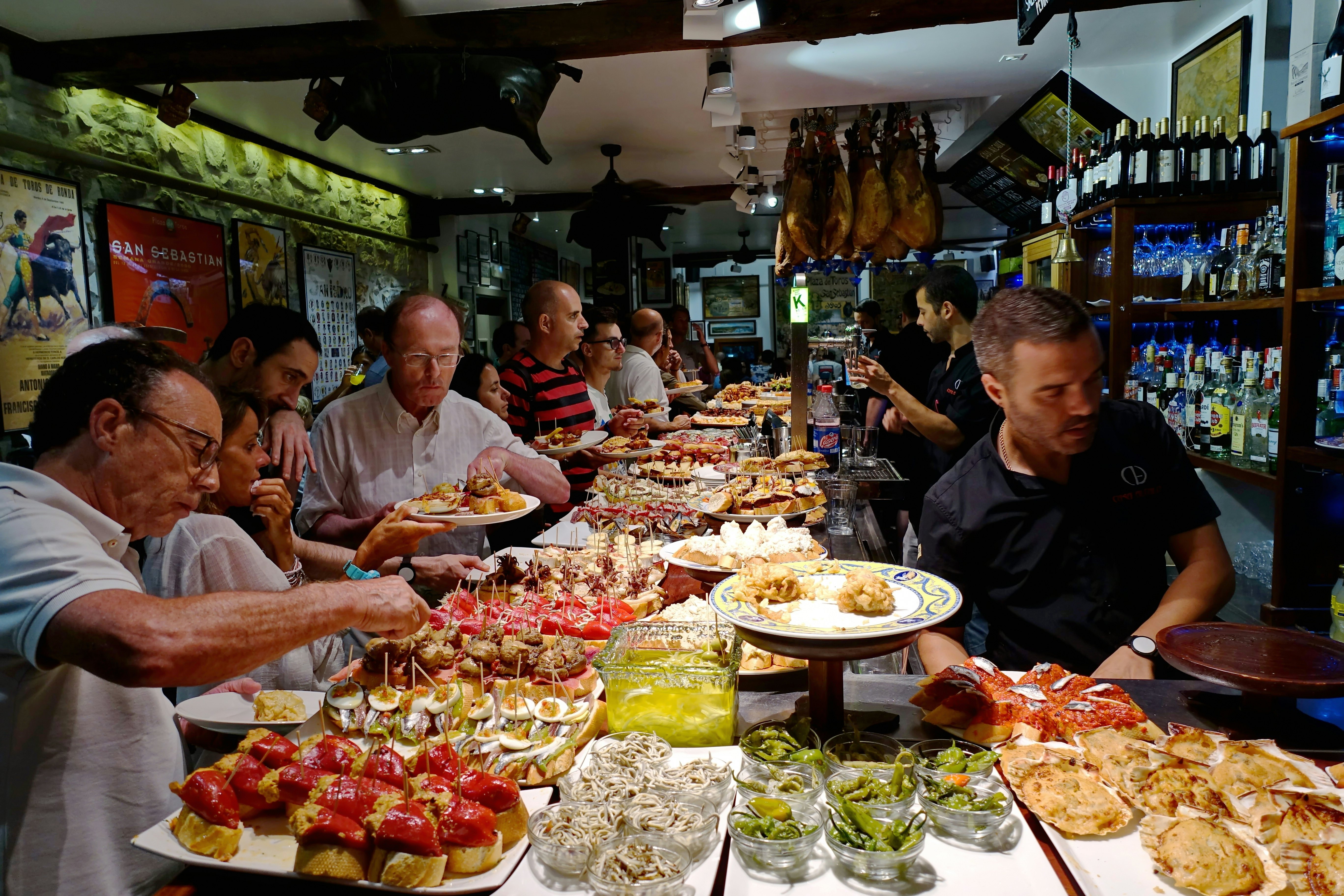 Baras San Sebastianas, išklotas skaniais pintxos, tradiciniais baskų šalies užkandžiais.