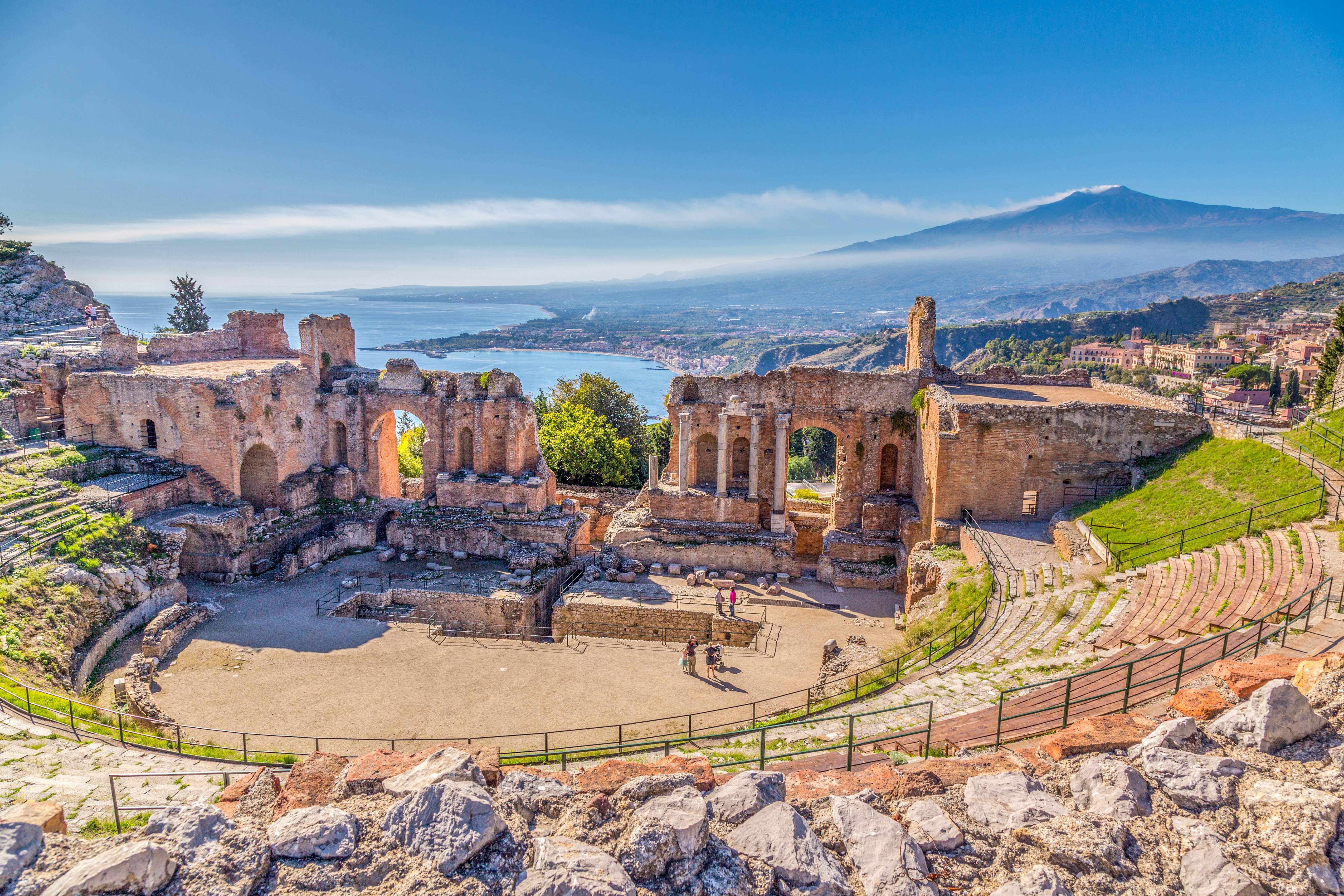 Senovės Graikijos teatro griuvėsiai Taorminoje, Sicilijoje, pakilo Etna.