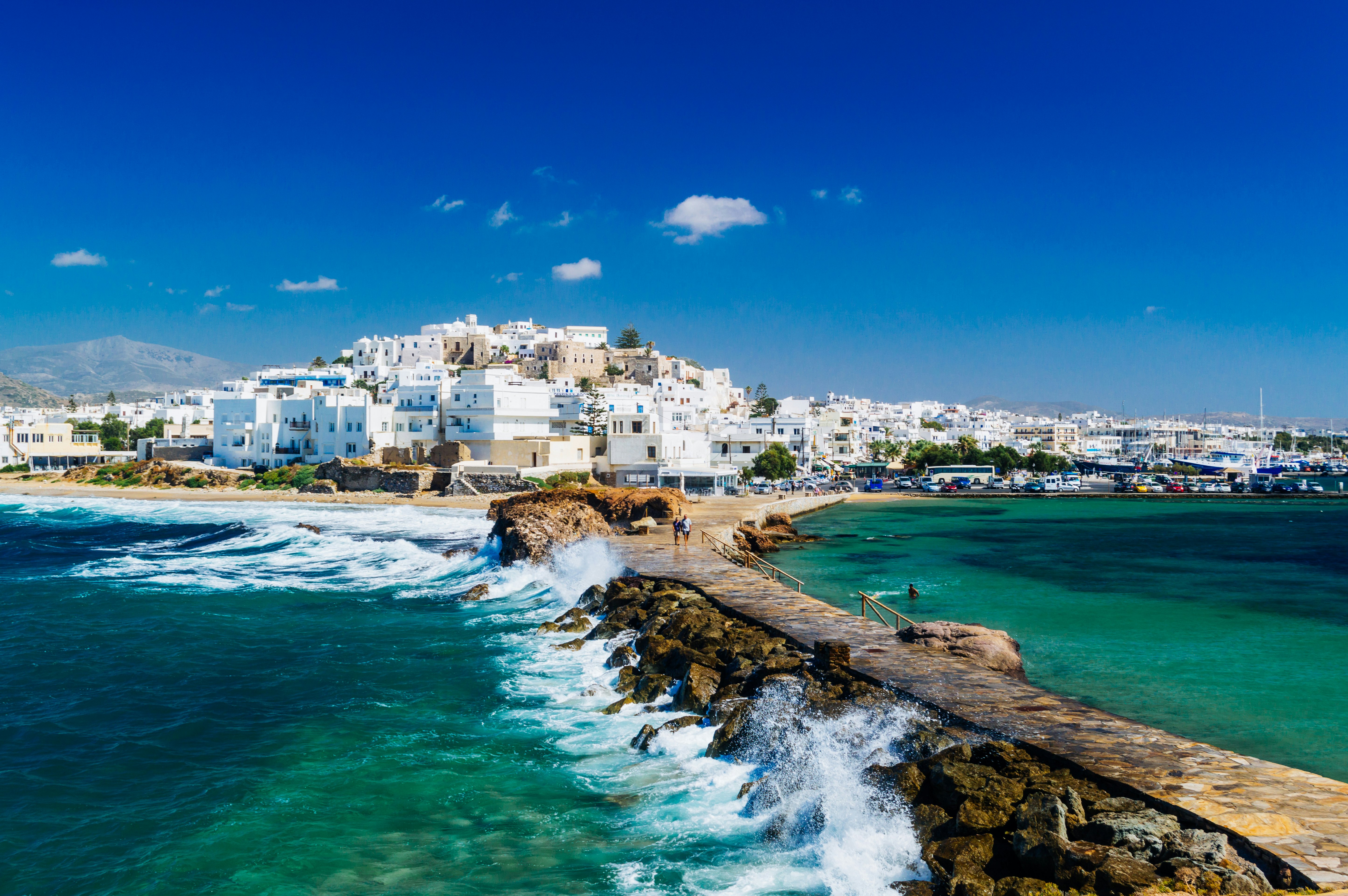 Vaizdas į Naxos miestą ir bangų laužymas, Cyclades Archipelago, Graikija.