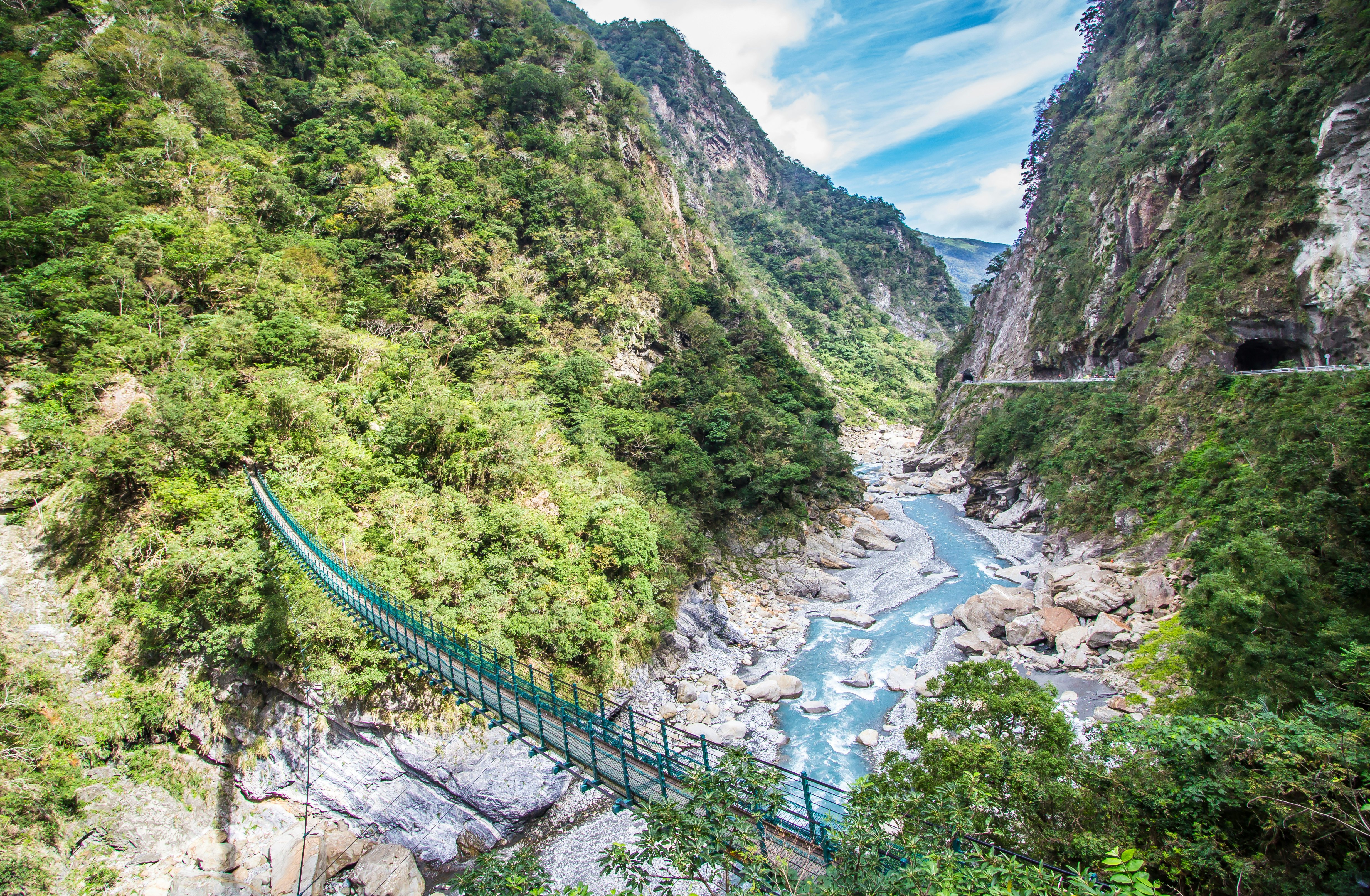 Tiltas jungia du taškus per Taroko tarpeklį Taivane.