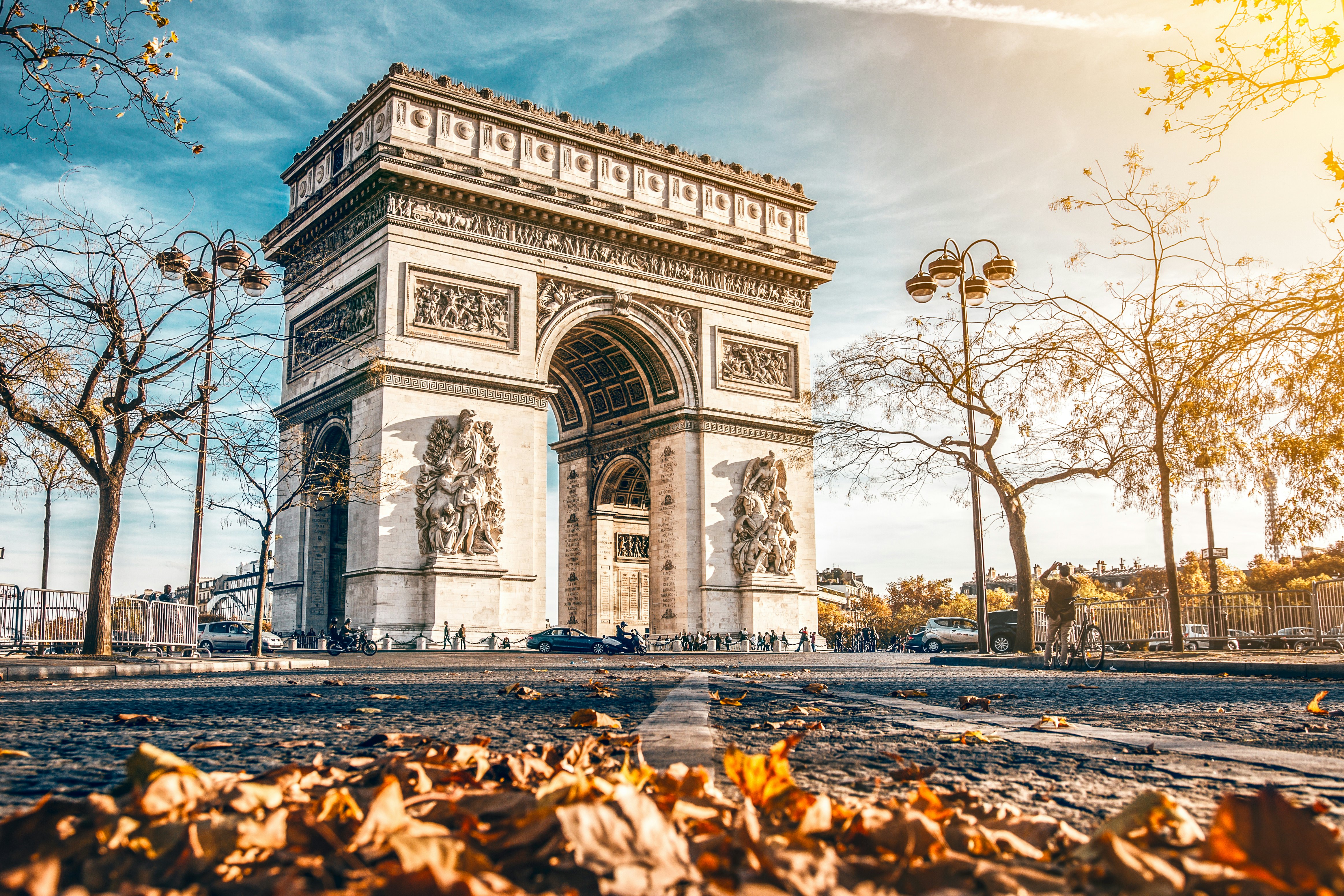 „Arc de Triumfe“, įsikūręs Paryžiuje, rudens peizaže.