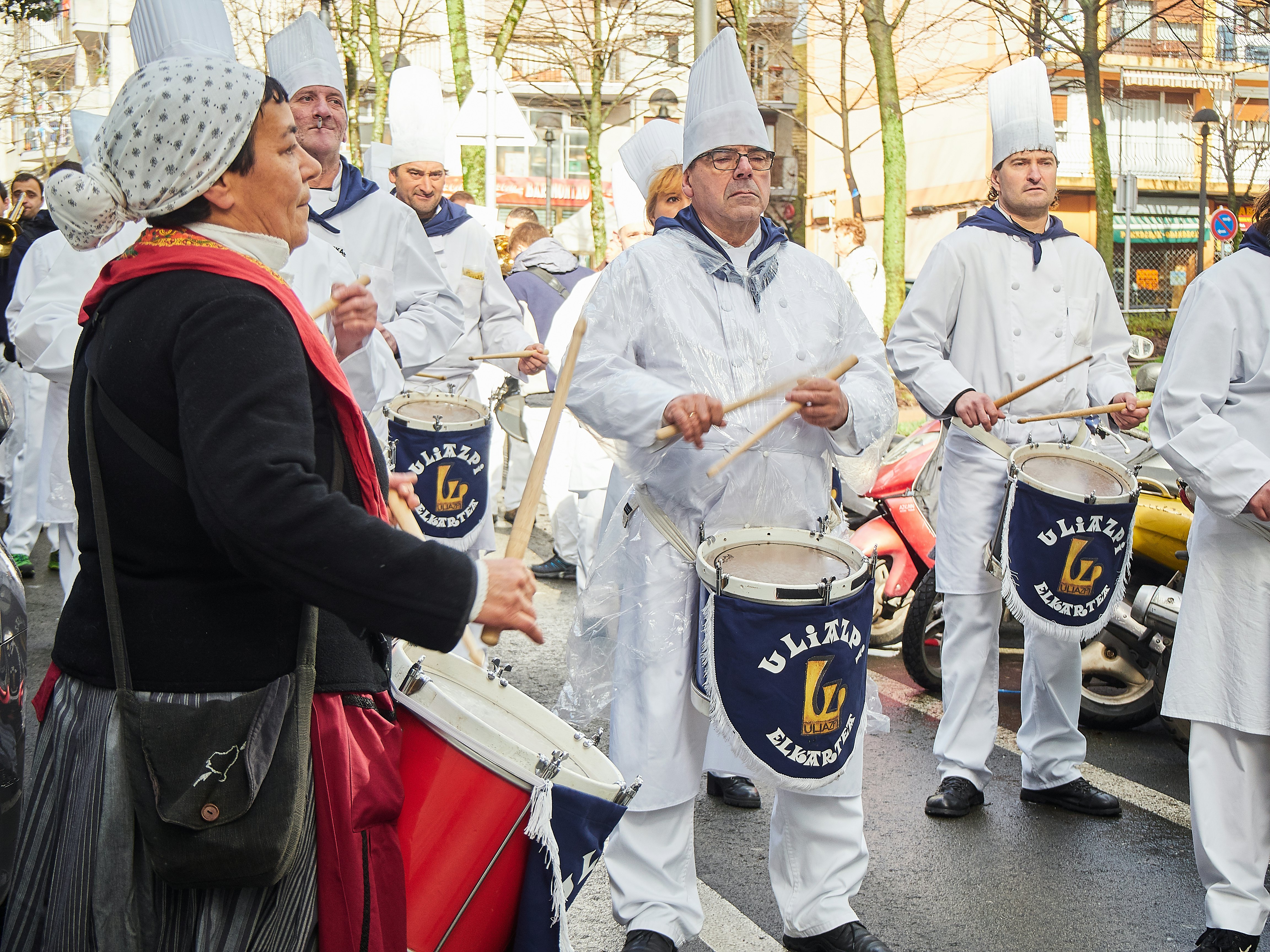 Valgymo draugijos būgnininkų paradas San Sebastiane Tamborradoje.
