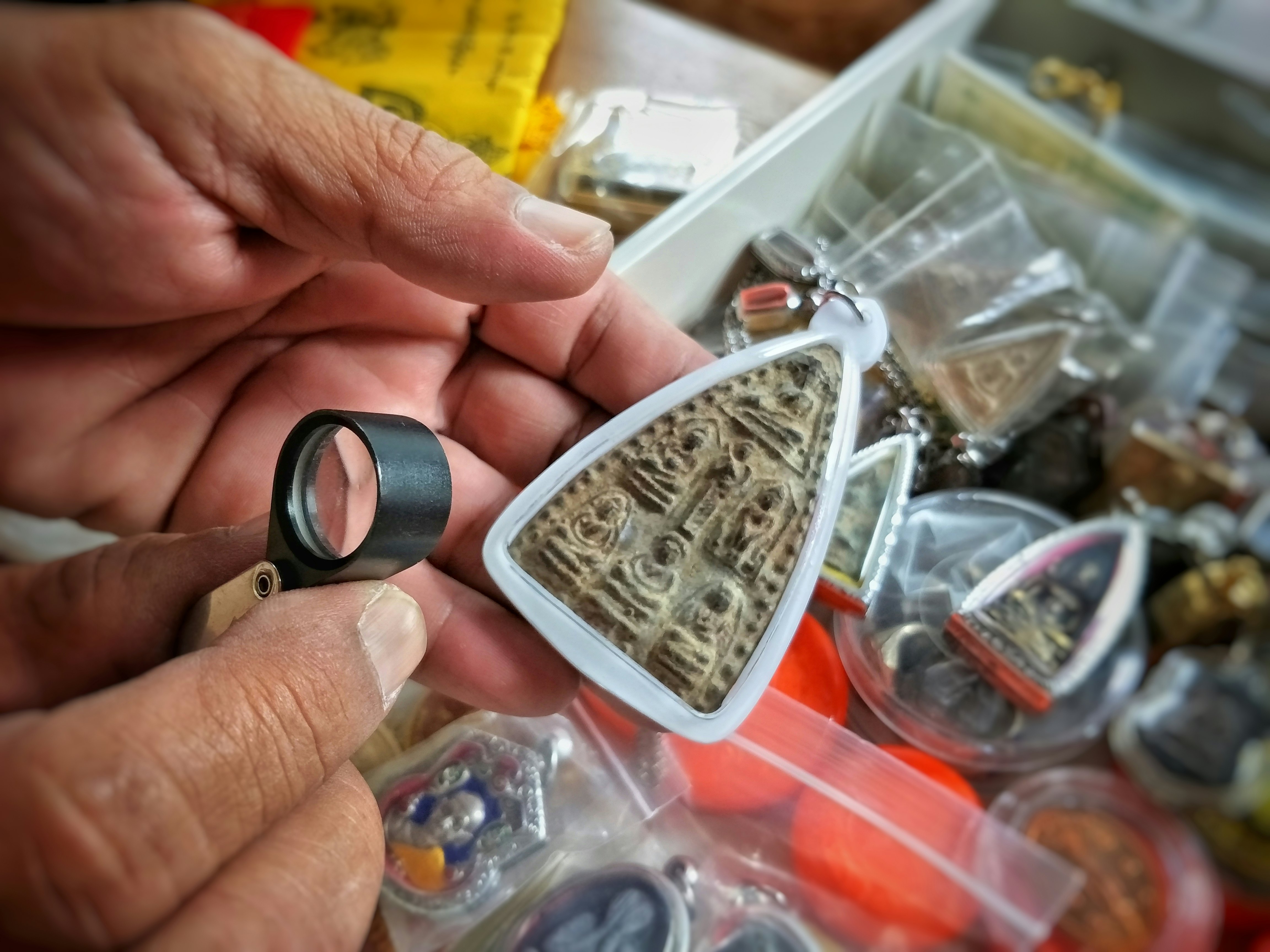Bankoko amuletų turguje – aktyvus magiškų talismanų prekybos centras. Supanee Prajunthong/Shutterstock