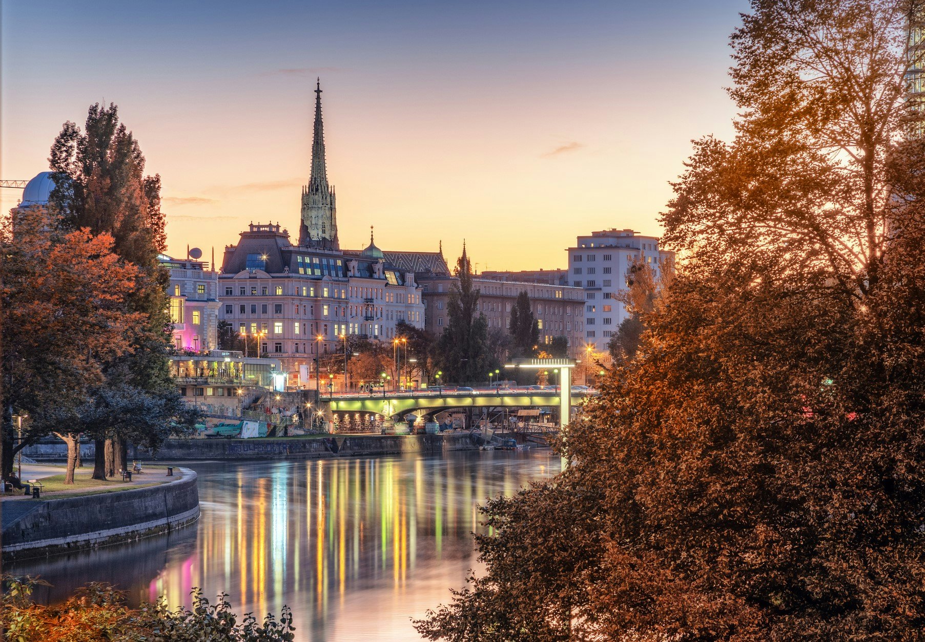 Vaizdas į Vieną, vakaro miesto šviesos, atspindinčios Dunojaus kanalą ir Šv. Stepono katedros šventyklą iš Leopoldstadt rajono vėlyvo rudens saulėlydžio
