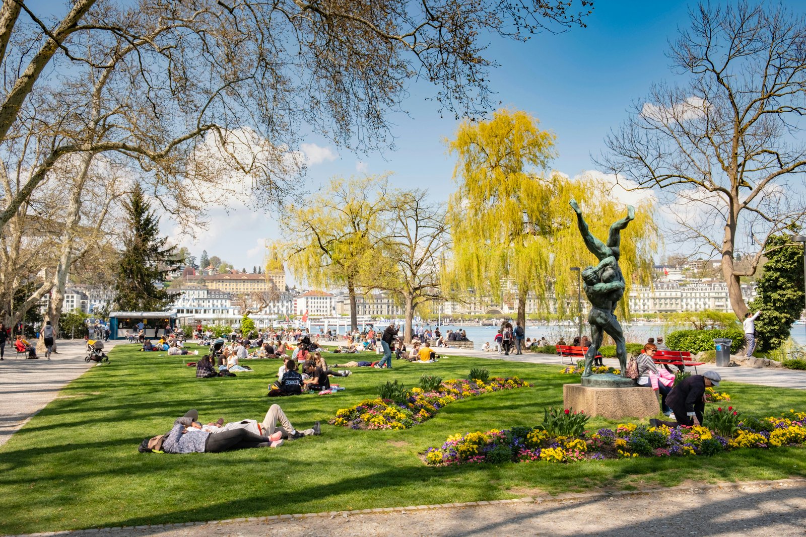 Žmonės guli ant žolės Lakeside parke saulėtą dieną