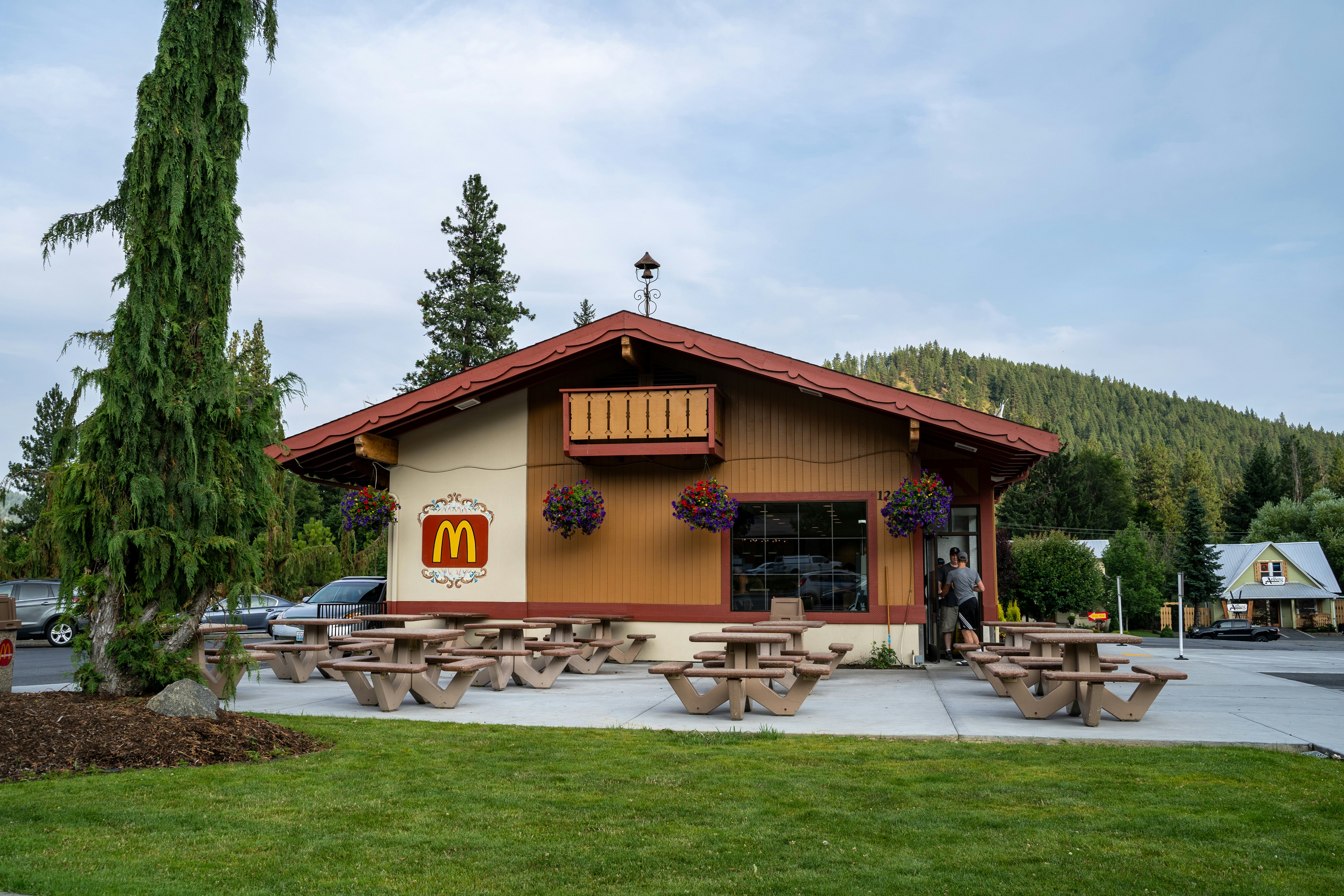 Greito maisto restorano išorė su bavarų architektūros akcentais