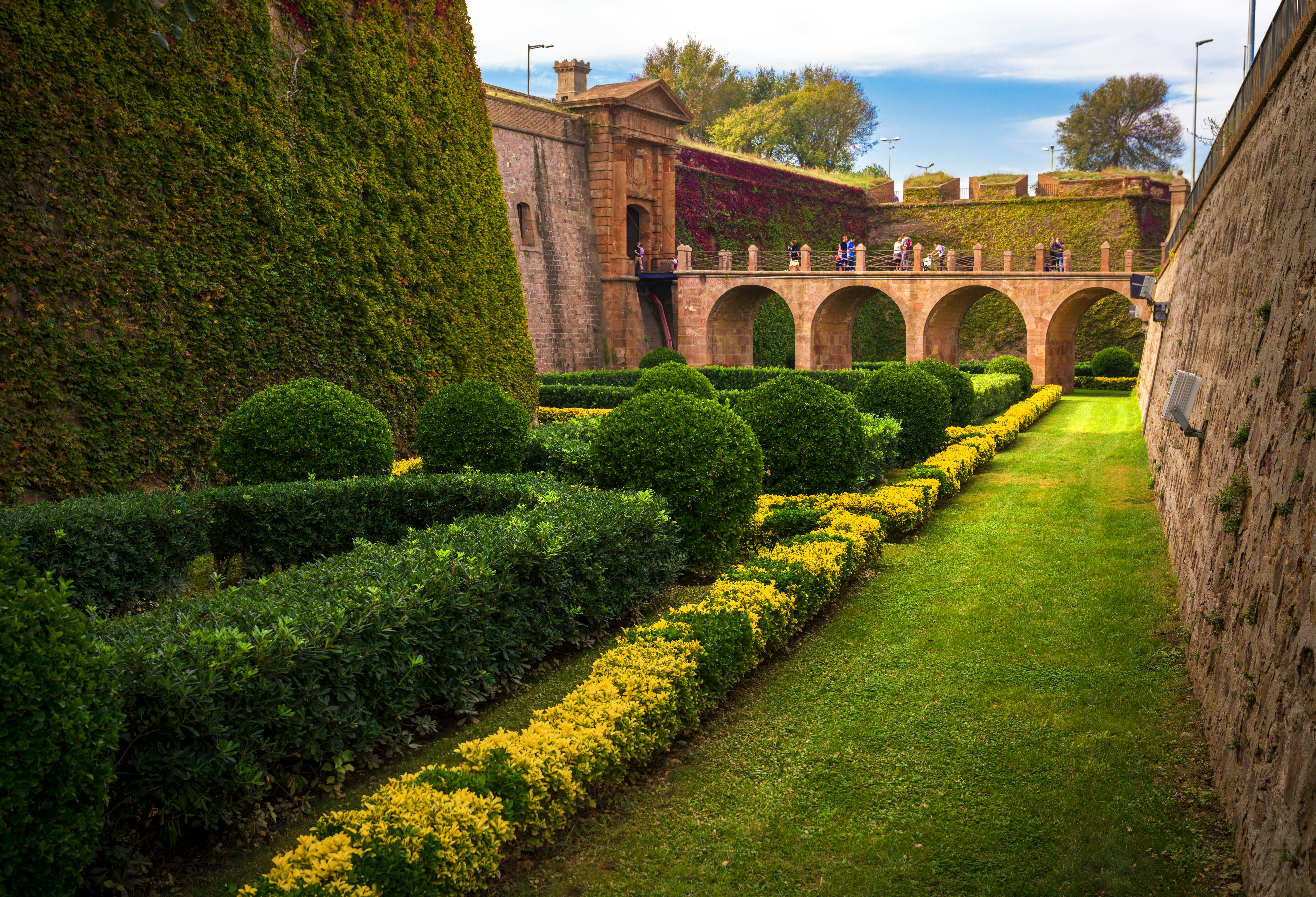 Pavasarį verta aplankyti žalialapius Montjuïc pilies sodus. Shutterstock