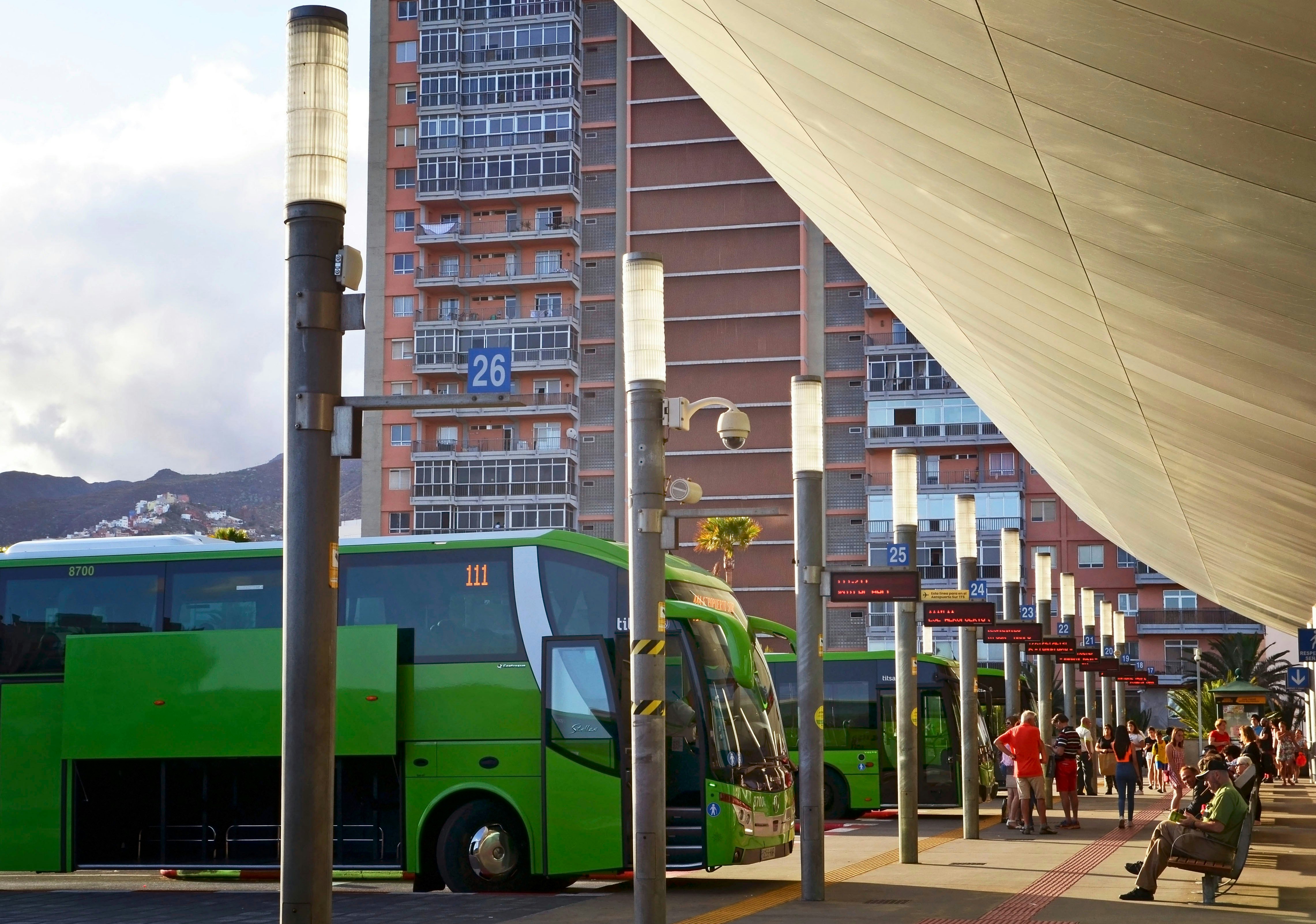 „Titsa“ autobusai, esantys Santa Cruz de Tenerife centrinėje autobusų stotyje.