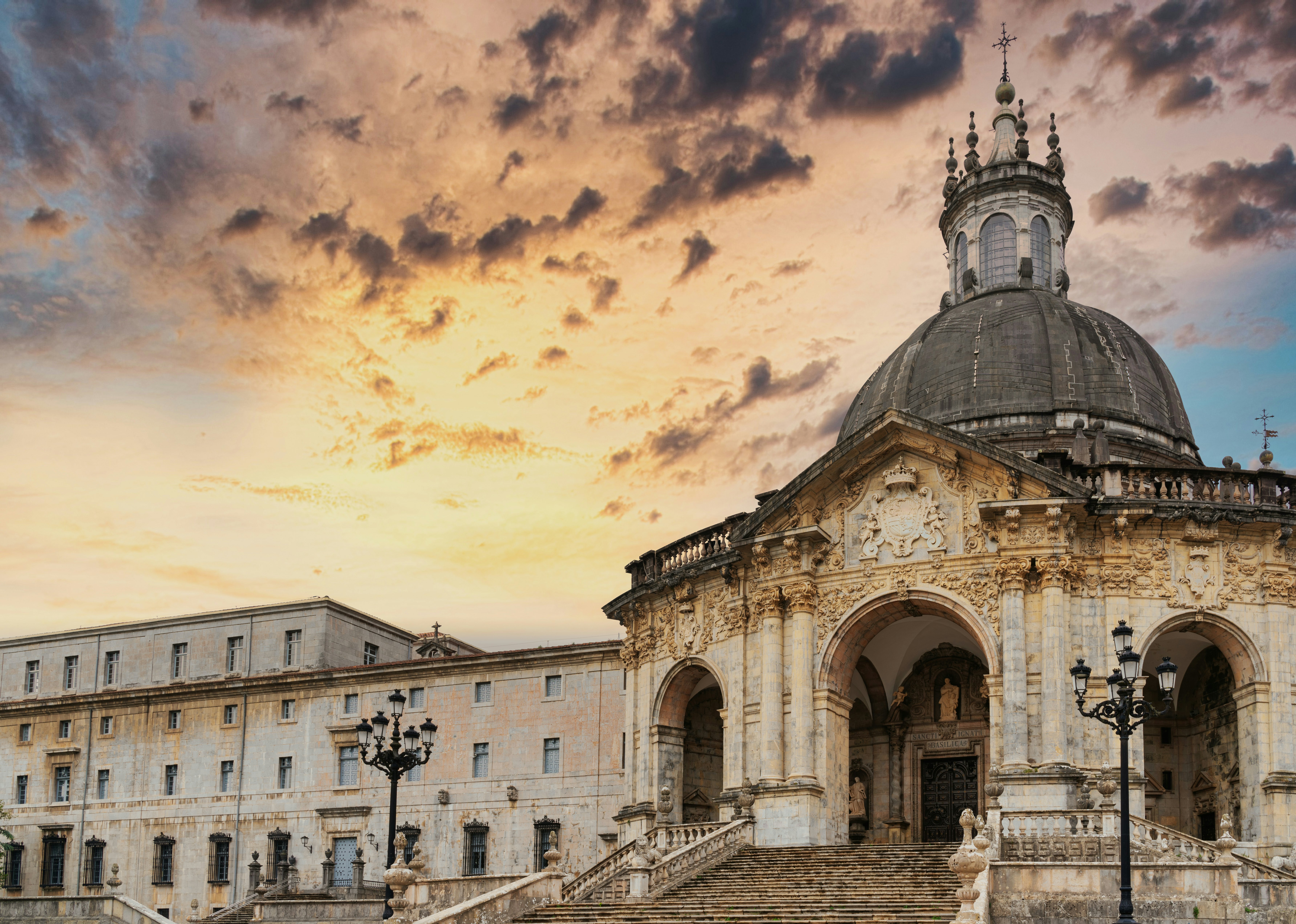 Vaizdas į šventovę ir namus, kur gimė jėzuitų įkūrėjas San Ignacio de Loyola
