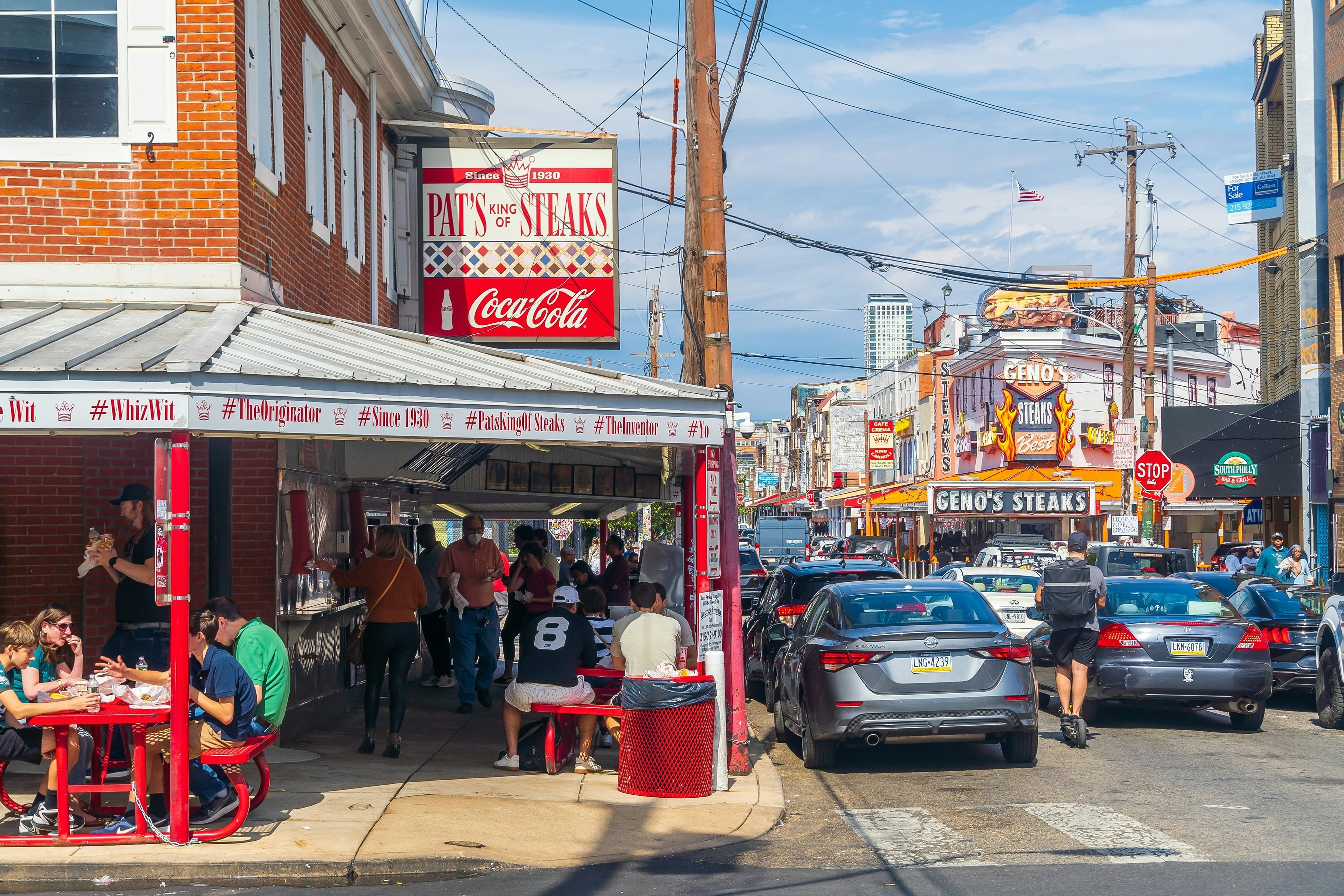 Intensyvi miesto sankryža su 'Pat’s King of Steaks' užkandine vienoje pusėje ir 'Geno’s Steaks' tolėliau