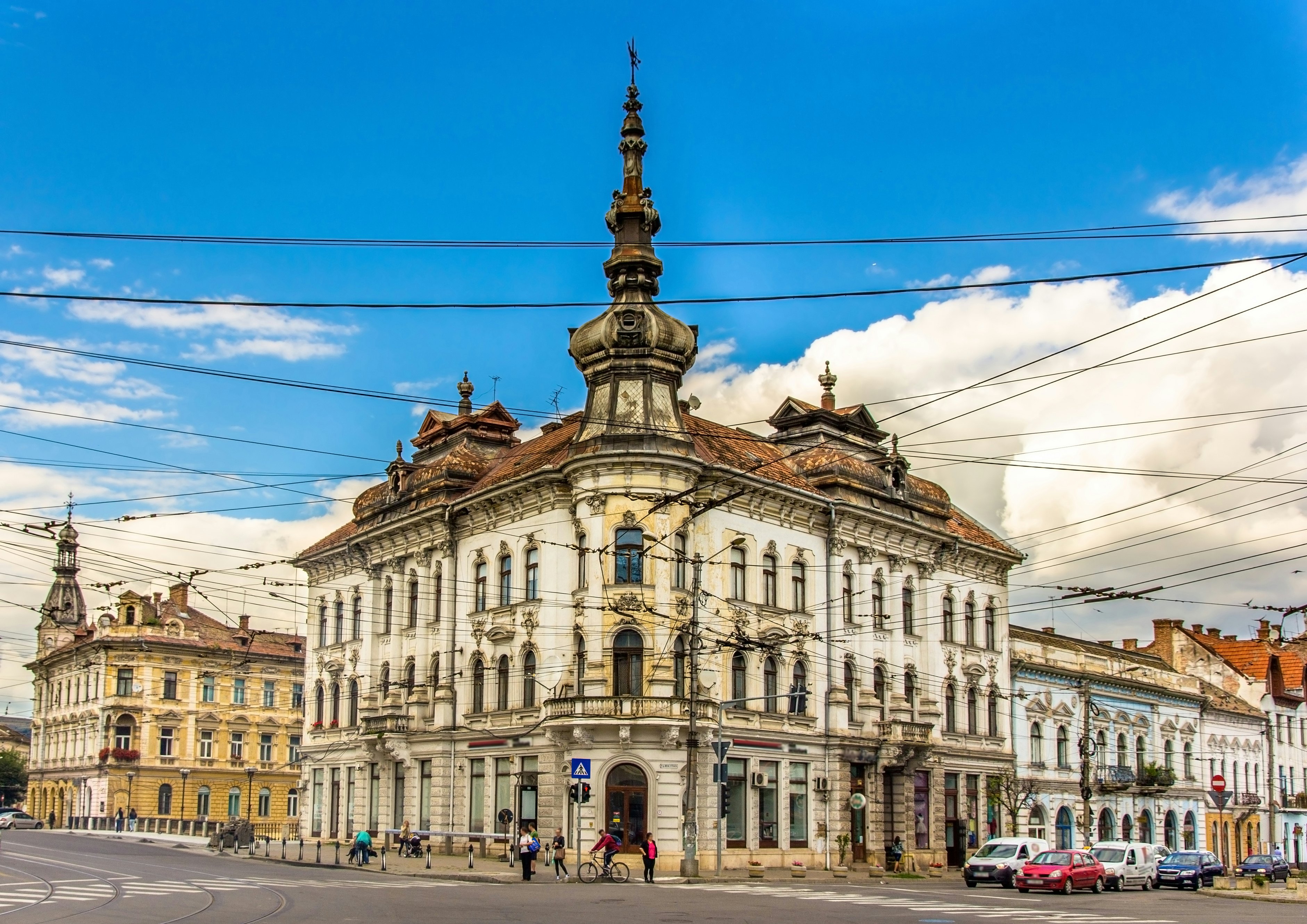 Babos rūmų išorė Cluj-Napoca mieste, Rumunijoje, su savo puošnia smaigaliu.