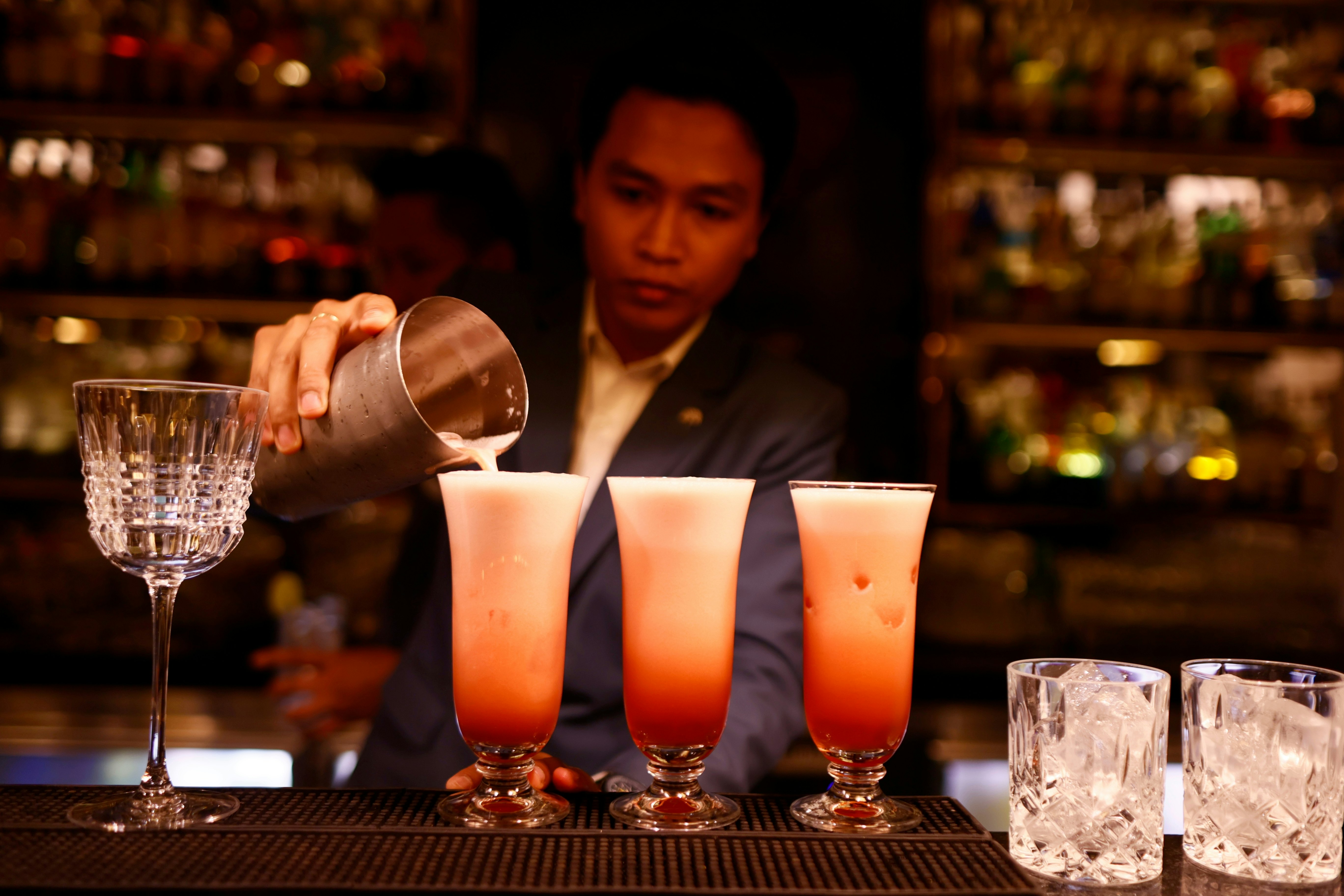 Dramblių baras „Raffles Hotel Le Royal“. Garsusis Singapūro stropo kokteilis. Phnom Penh. Kambodža.
