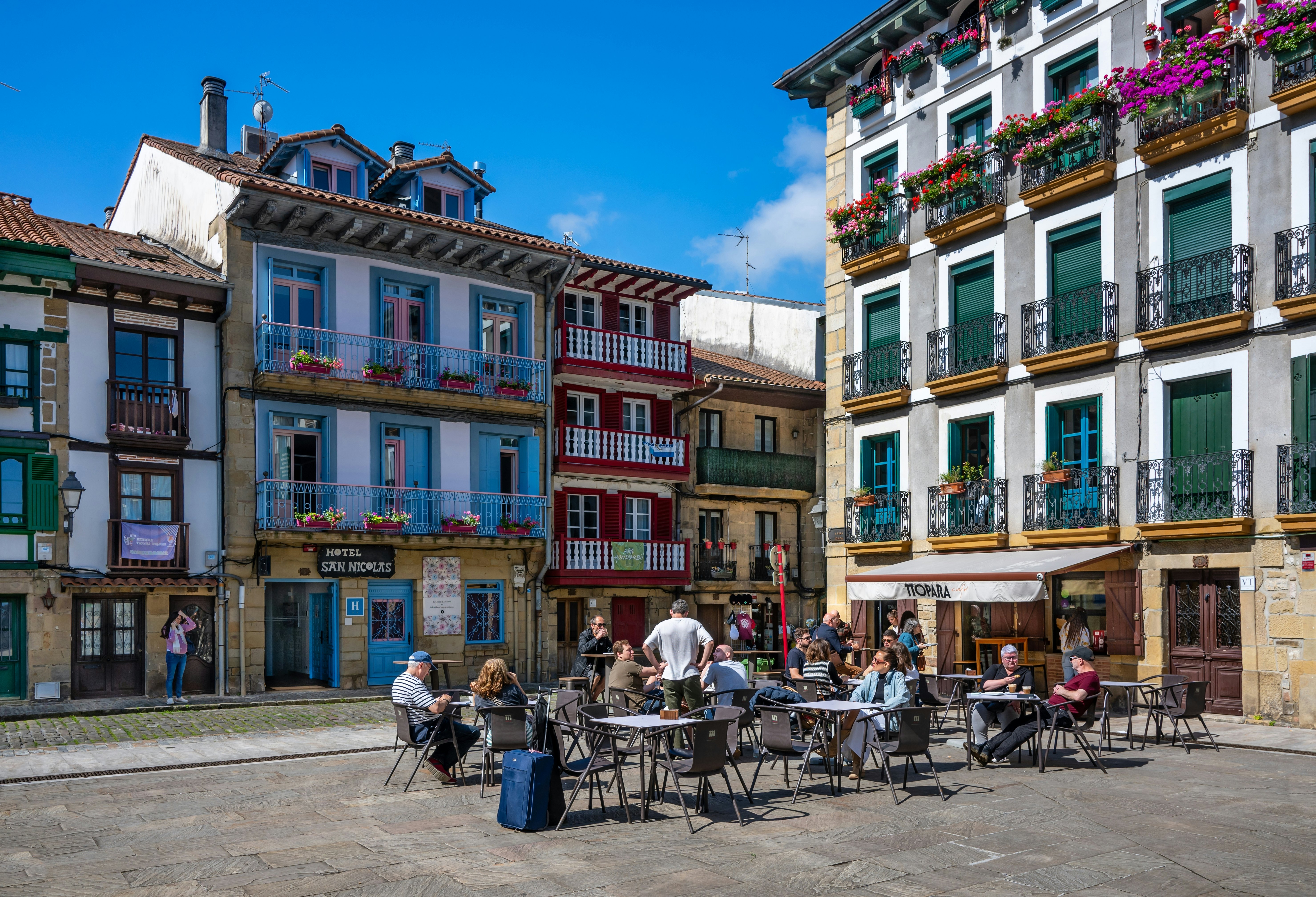Spalvingi Hondarribia miesto pastatai. Baskų šalis, Ispanija