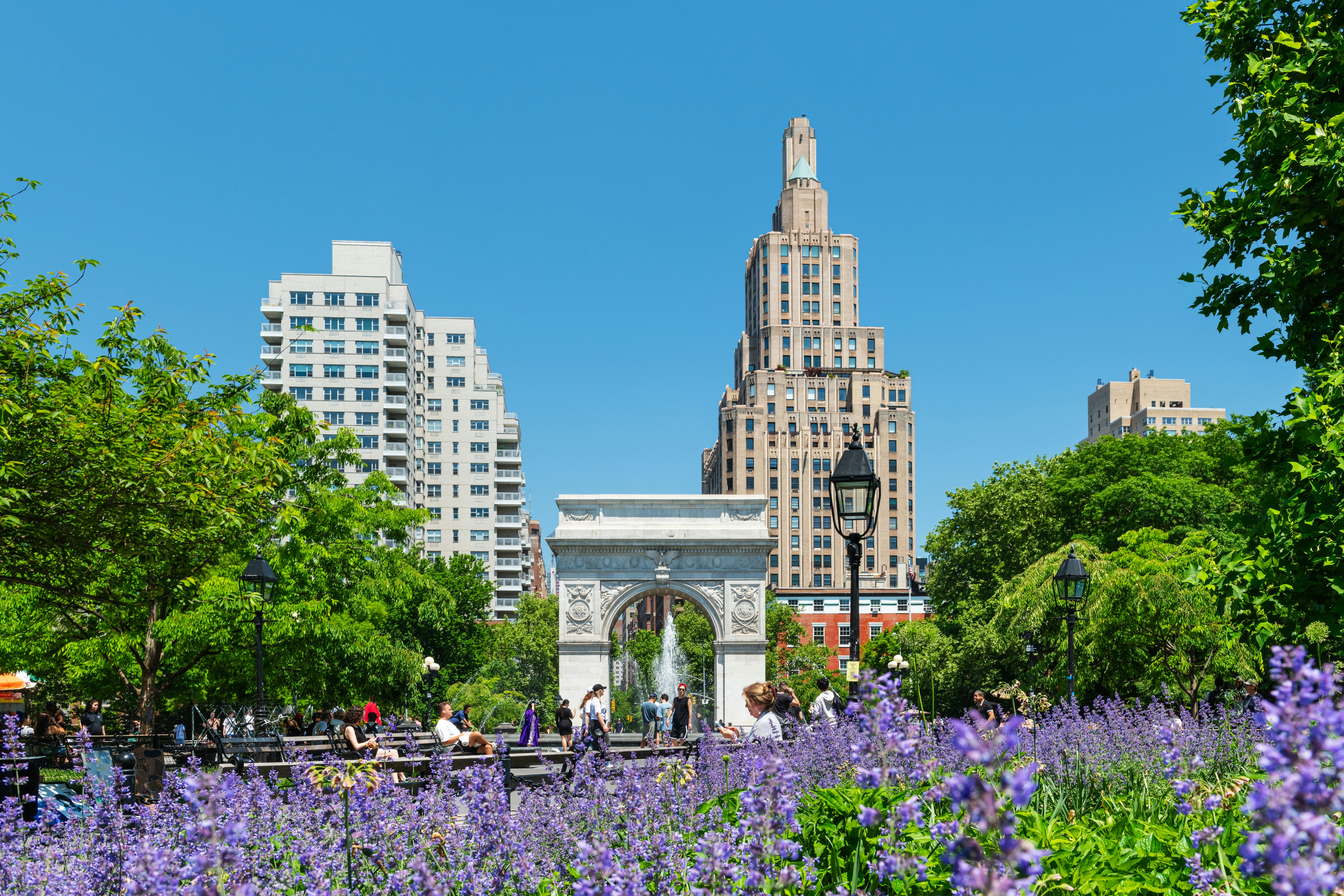 Washington Square parkas su garsiuoju arku ir lankytojais saulėtą pavasario rytą