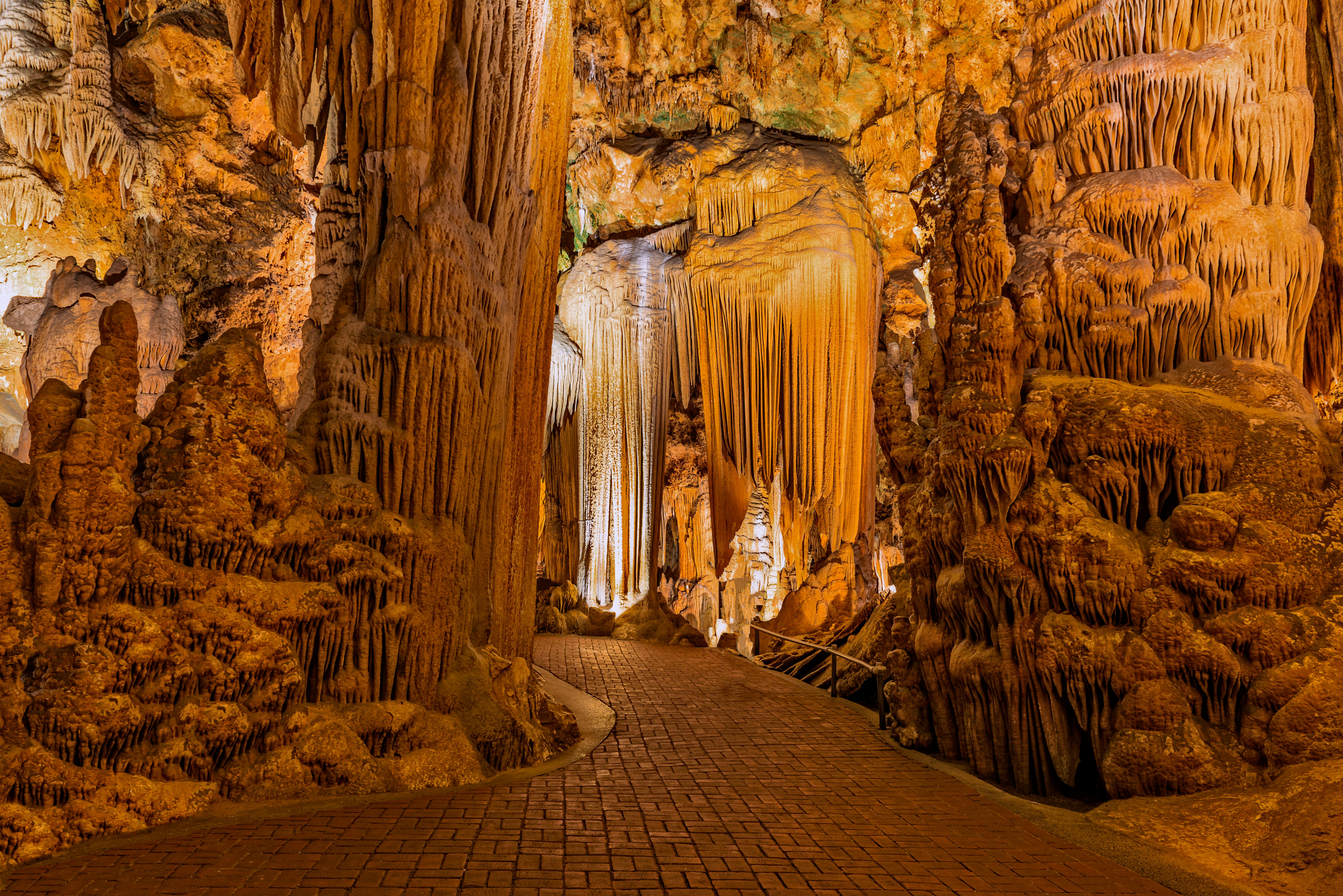 Urvas, supakuotas su sudėtingais stalaktitais ir stalagmito formacijomis