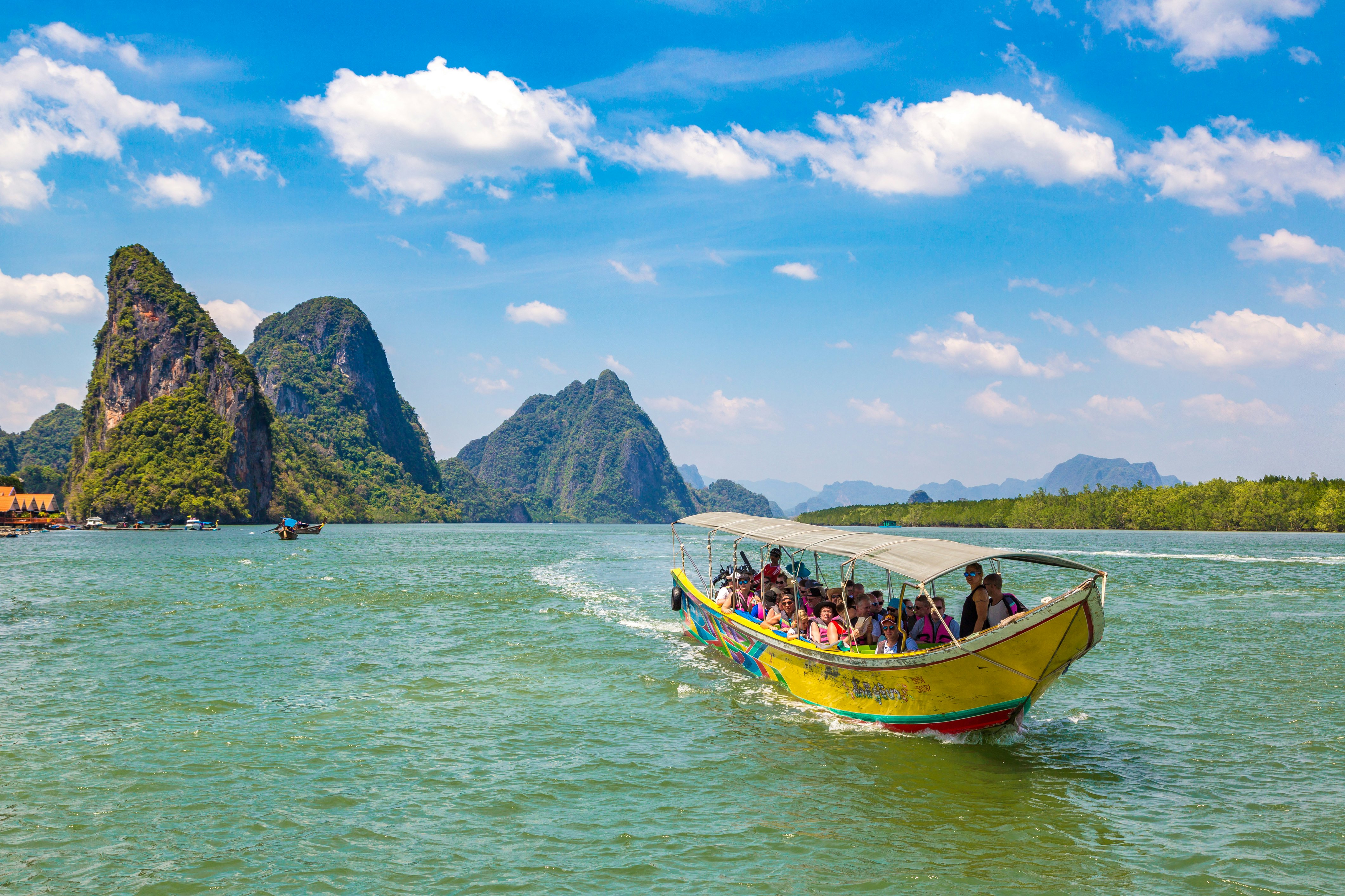 Nuo miesto turgų iki Ao Phang Nga nacionalinio parko gamtos – Puketas atskleidžia įvairiapusę Tailando patirtį. Sergii Figurnyi/Shutterstock