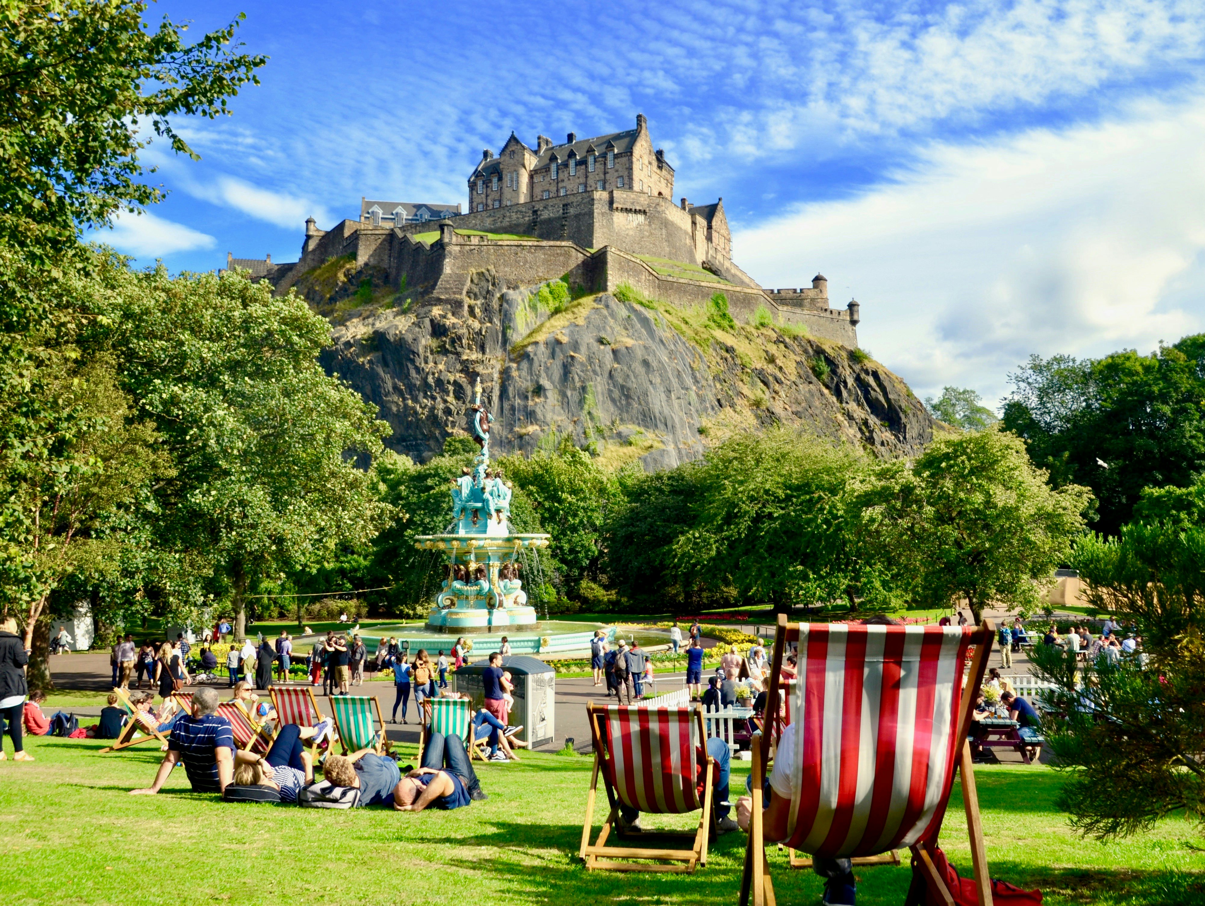 Edinburgo pilis iškyla virš miesto lyg uolėtas akcentas. Lou Armor/Shutterstock