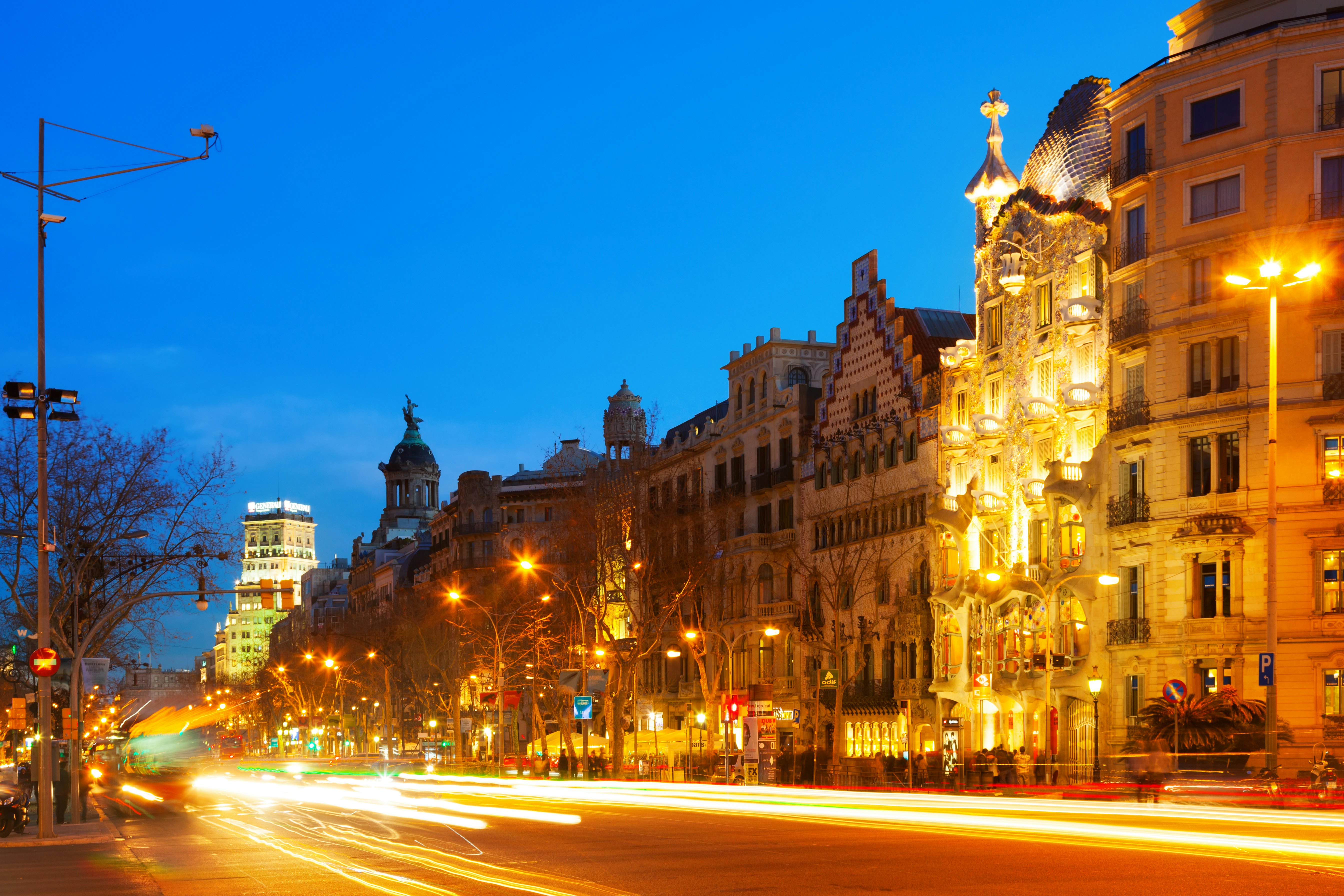 Žiemą Barselonoje verta apsirengti šiltai, tačiau šventinė nuotaika neleidžia sušalti. Shutterstock