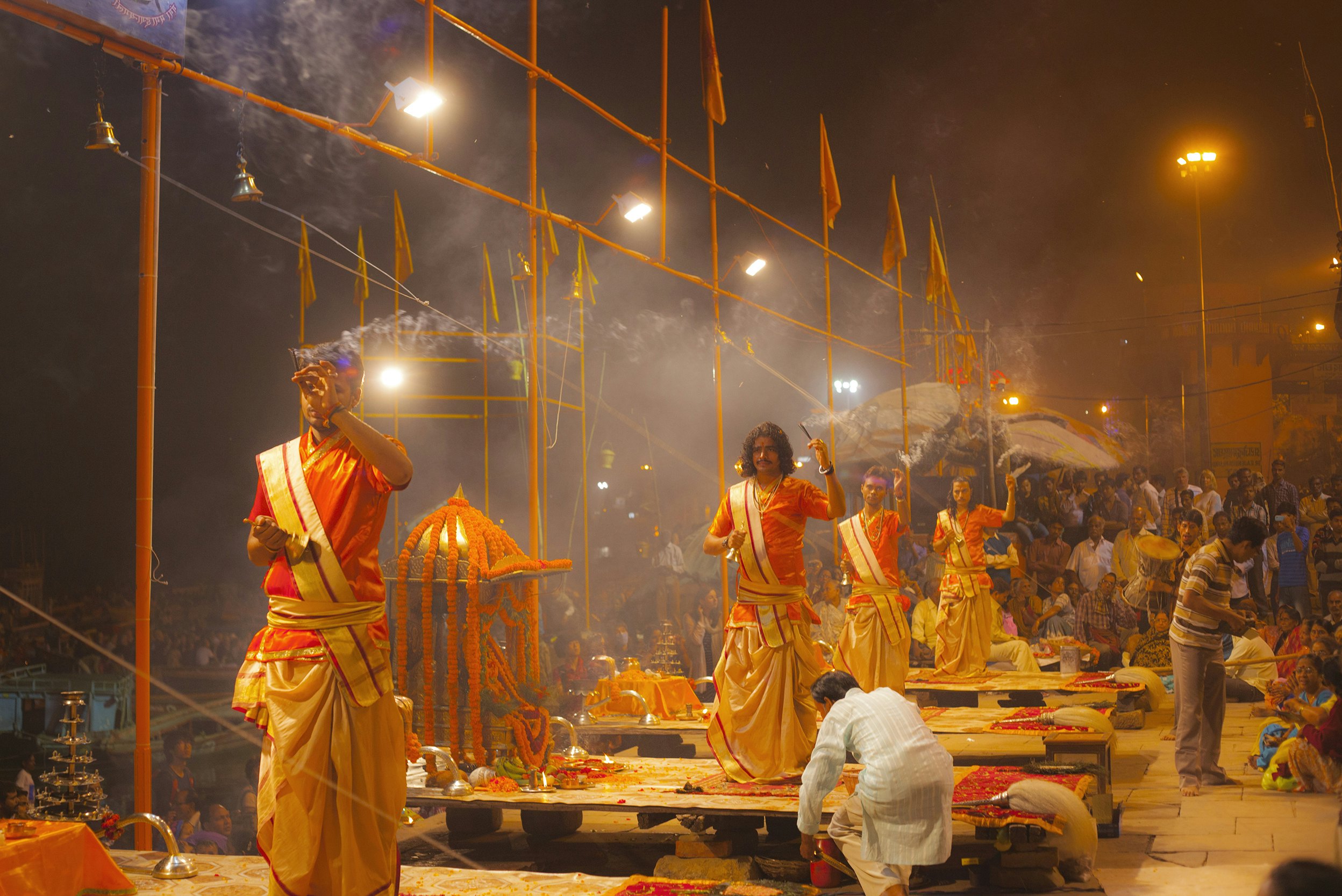 Neįvardintas hinduistų šventikas atlieka religinį Ganga aarti ritualą Dashashwamedh Ghat Varanasyje, Indija
