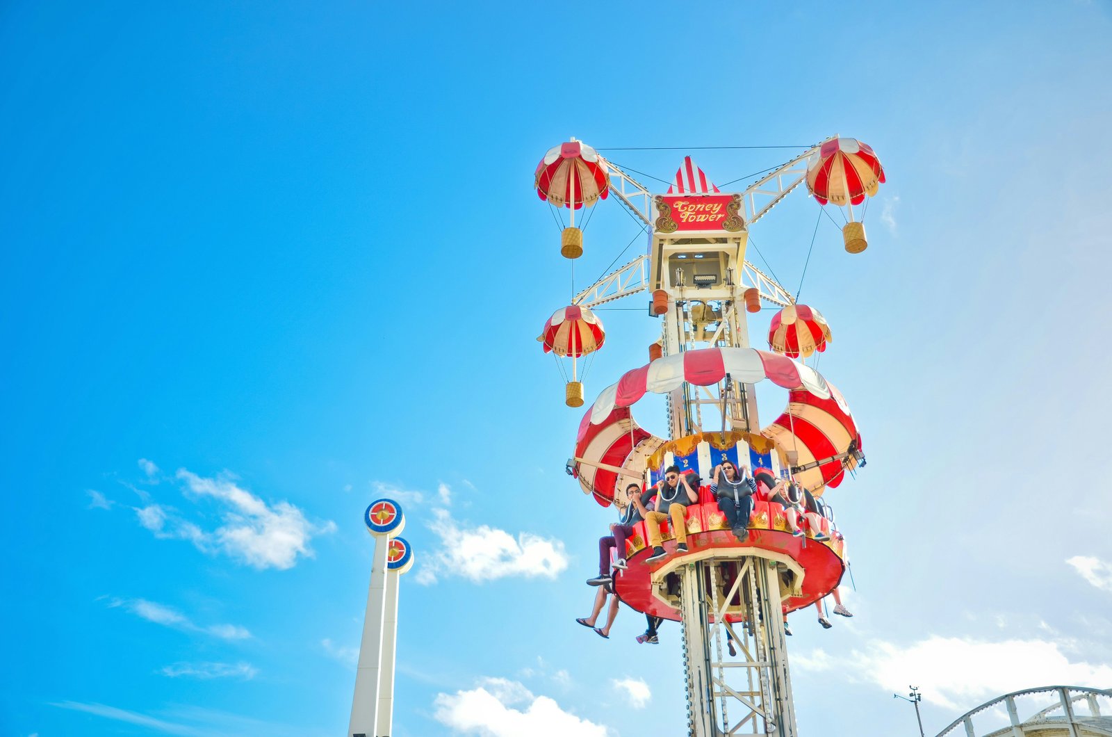 Žmonės, žaidžiantys „Luna Park“ pramogų parke, kur yra sausio mėn. Šv. Kildos paplūdimyje Melburne