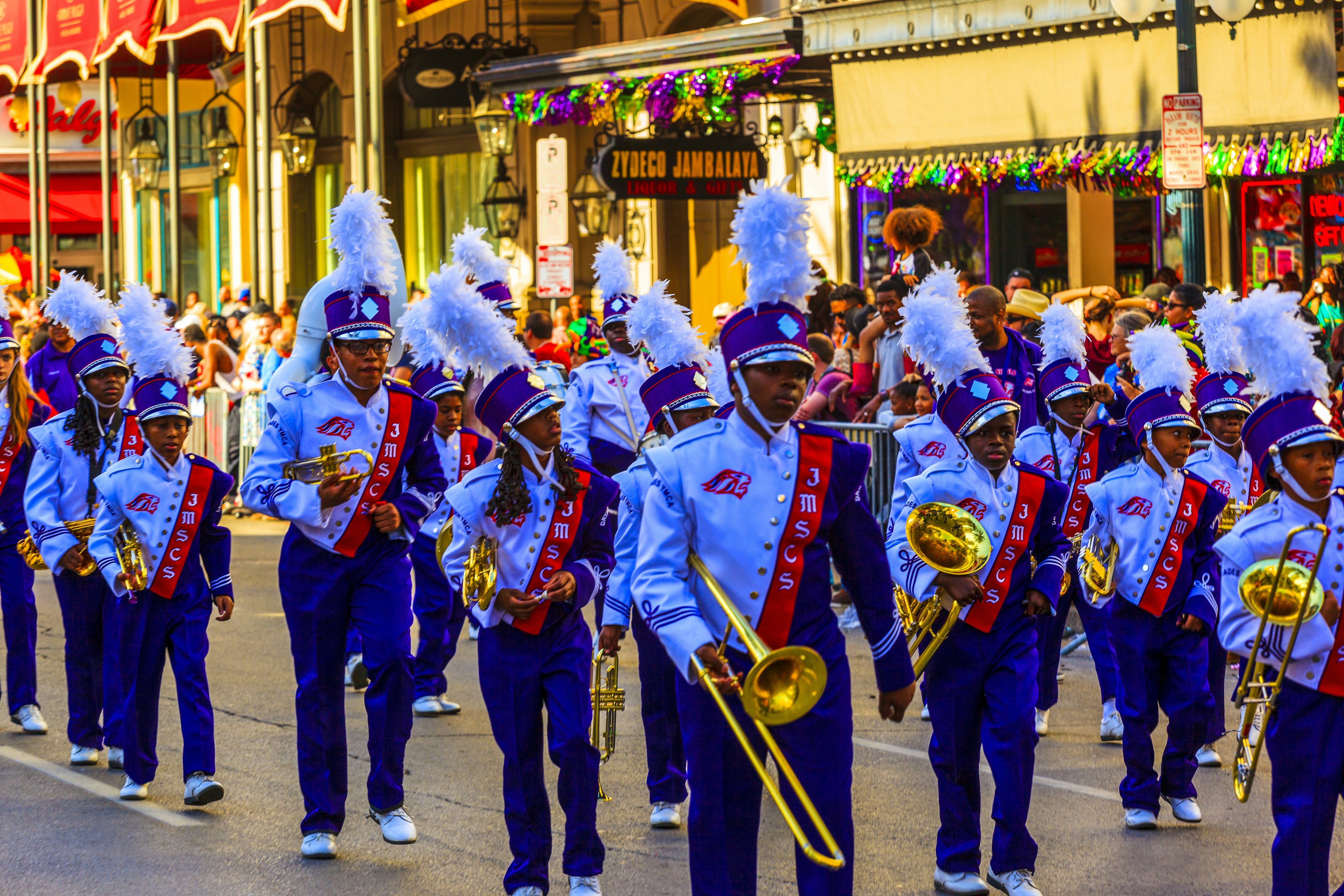 Mardi Gras muzikantai žygiuoja Naujojo Orleano gatvėmis