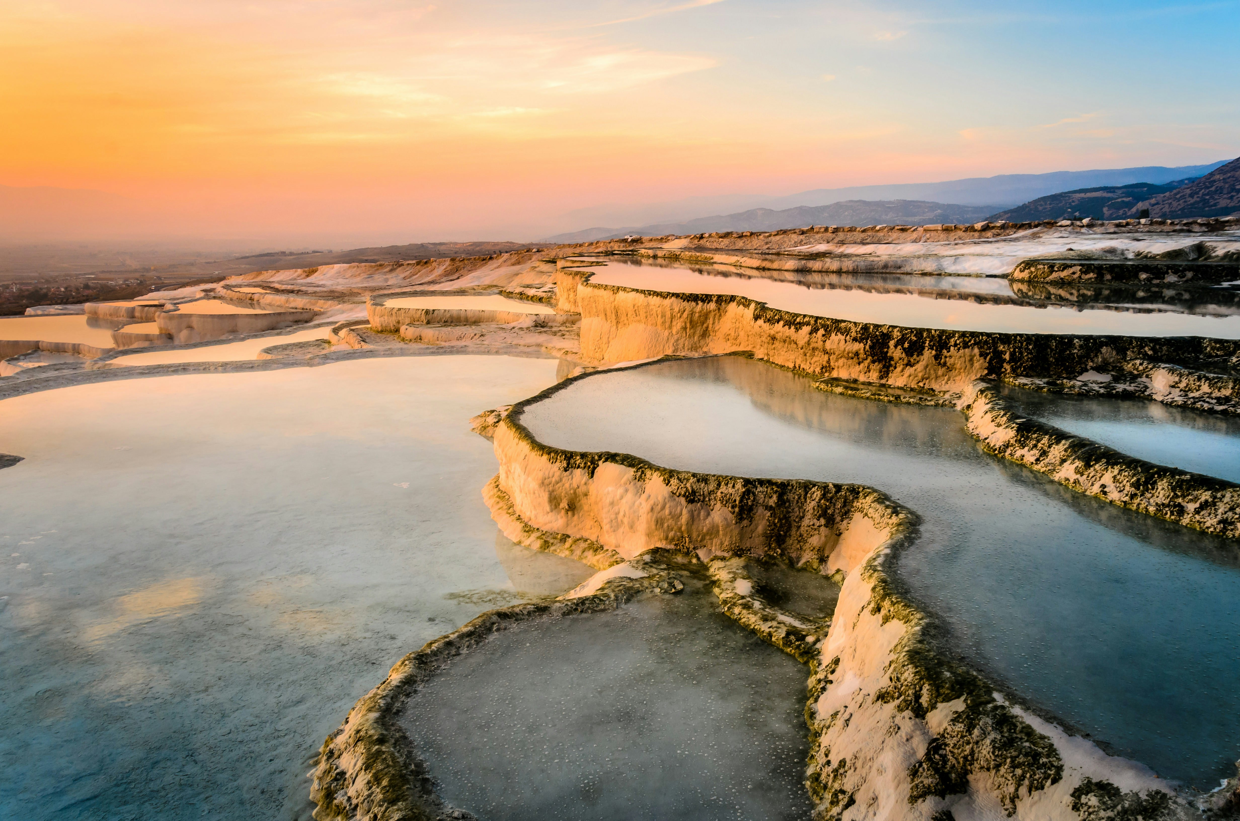 Baltų pakopų baseinų serija Pamukkale mieste, esančioje saulėje, Turkijoje.