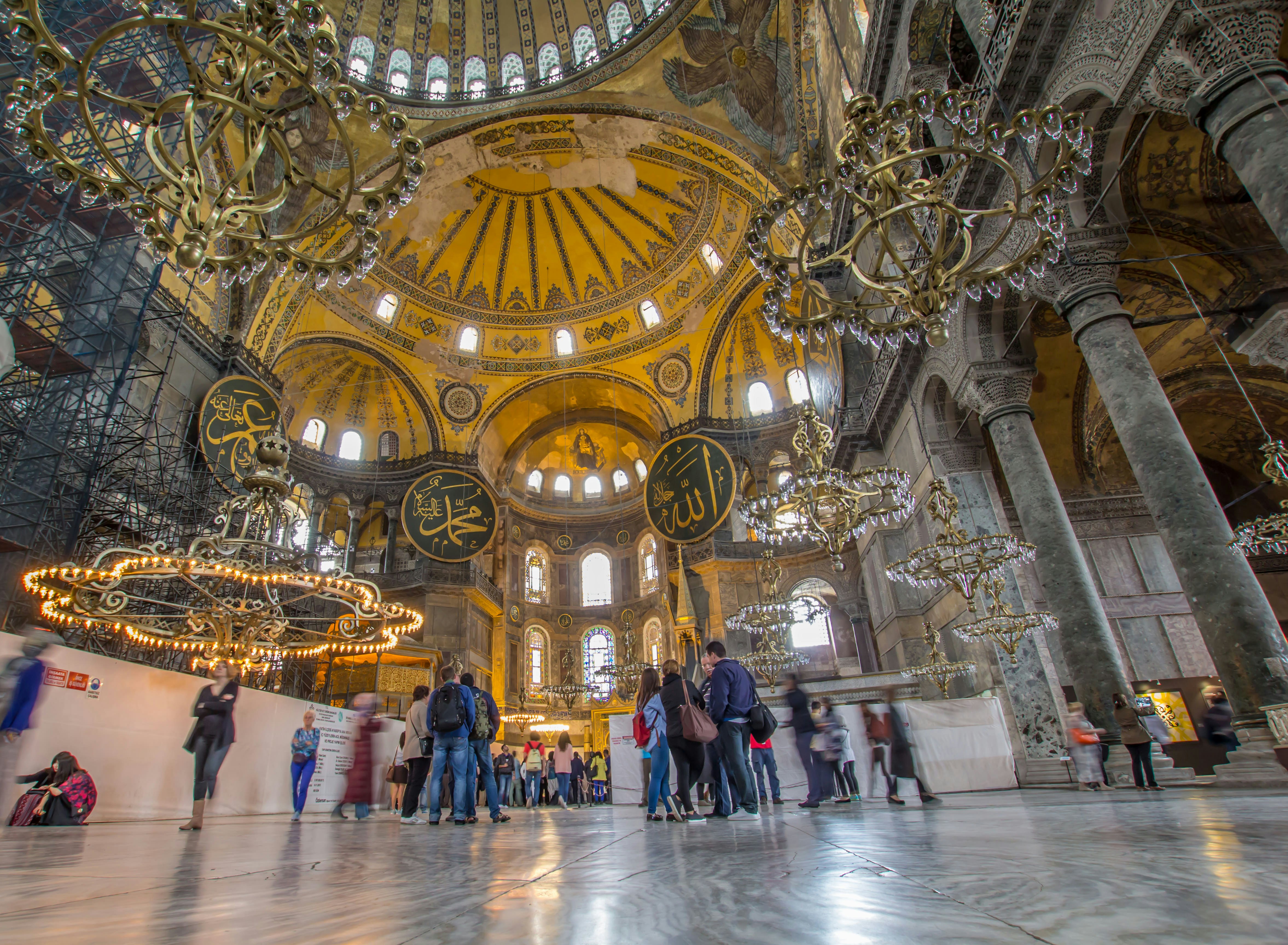Hagijos Sophia interjeras Stambule su didžiuliu centriniu auksiniu kupolu ir masyviomis sietinėmis, kabančiomis nuo lubų.