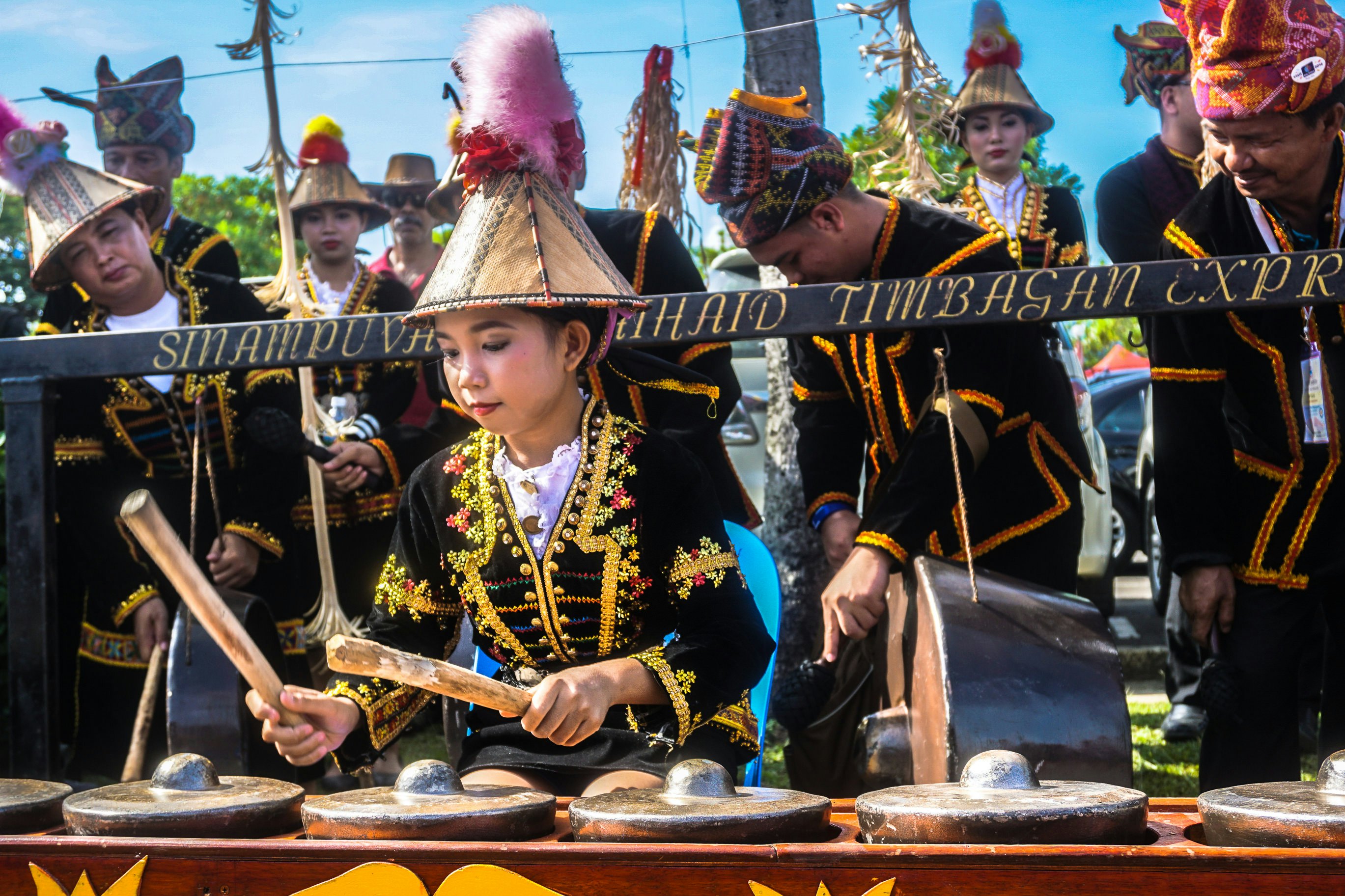 Mergaitė iš „Kadazandusun“ etninės grupės, žaidžiančios gongą per „Sabah Harvest“ festivalį