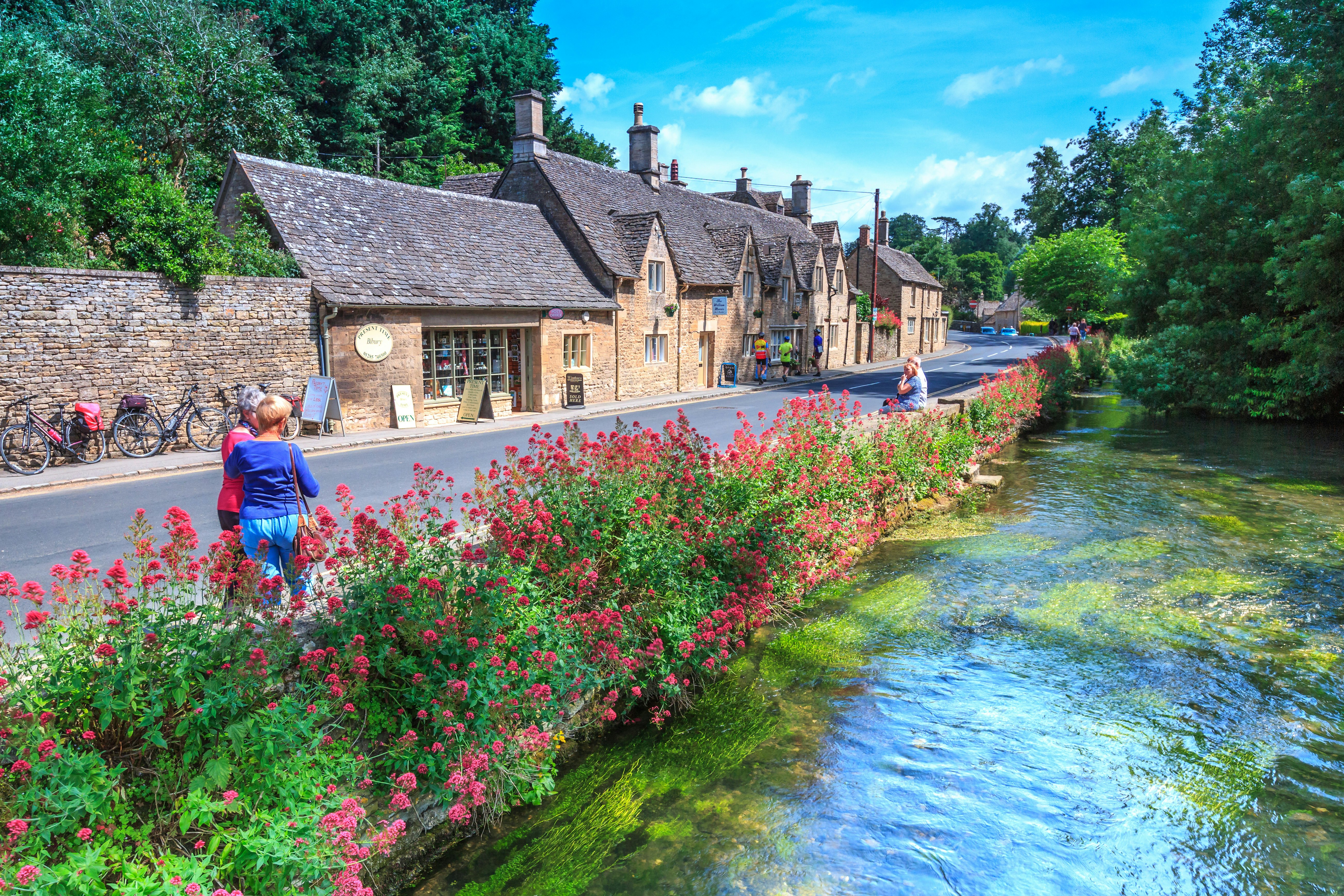 Tradiciniai „Cotswold Stone“ nameliai linija gatve nuostabiame anglų kaime