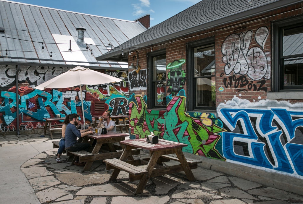 Grafiti puoštuose baruose – viena populiariausių barbekiu vietų su lauko stalais