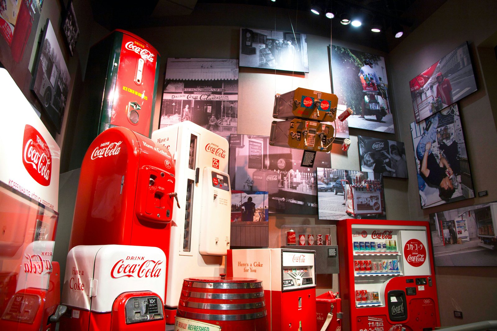 Įvairūs Coca-Cola suvenyrai iš viso pasaulio Pasaulio Coca-Cola muziejuje Atlantoje