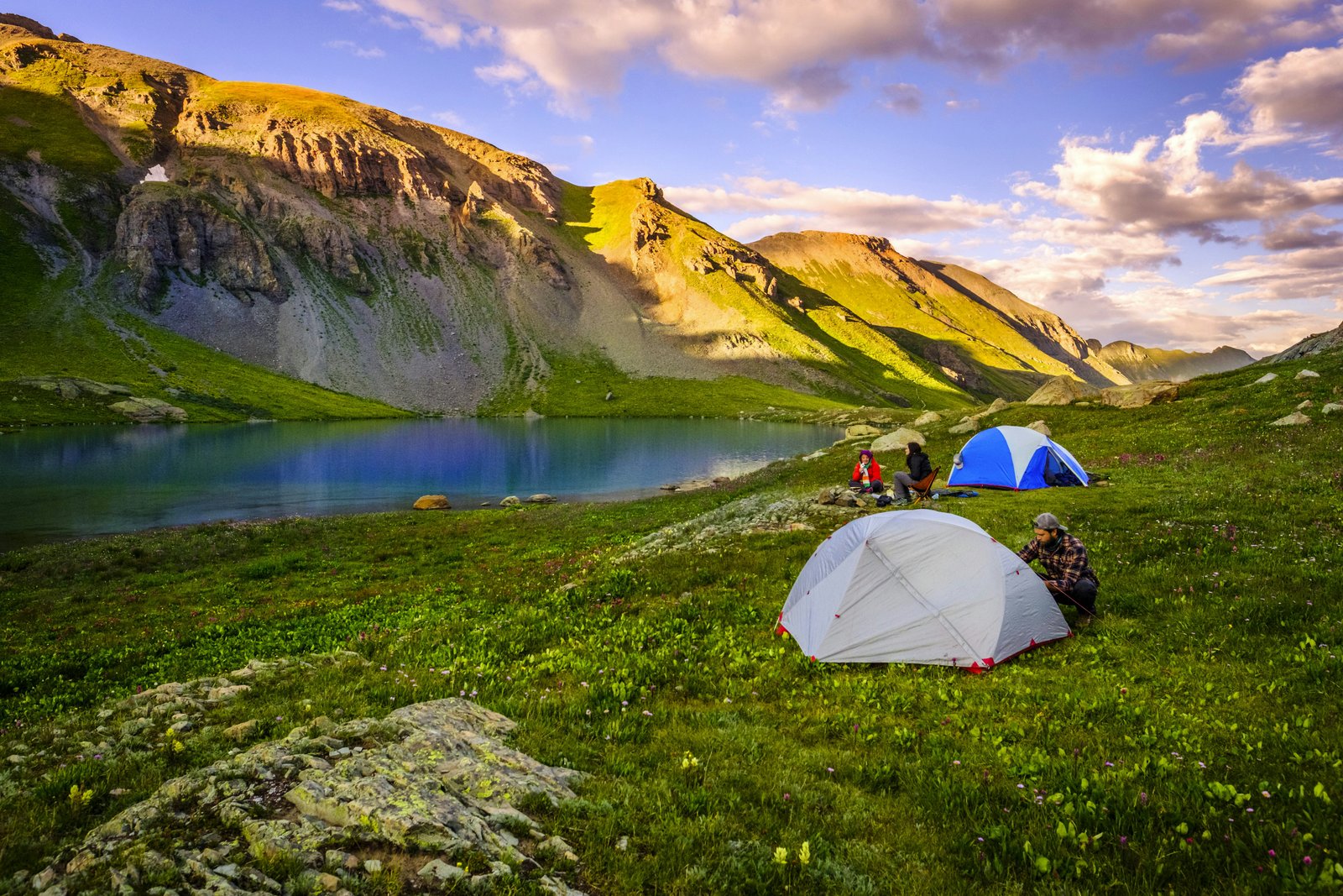 Debesys virš nedidelio keliautojų grupės, kempuojančios priešais vaizdingą Ice Lake, Colorado, Jungtinės Valstijos